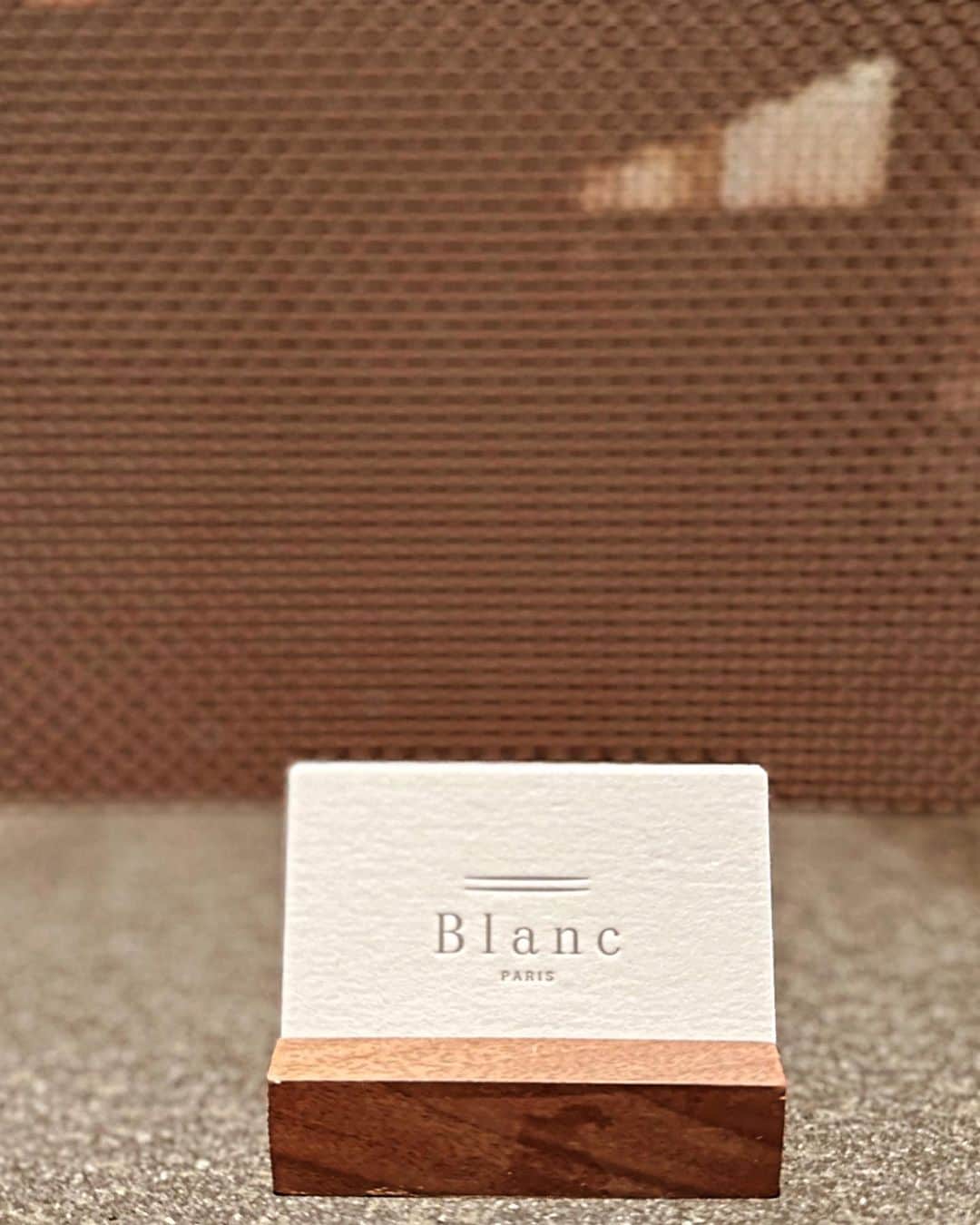 中塚翠涛さんのインスタグラム写真 - (中塚翠涛Instagram)「レストラン " Blanc "（ブラン）  尊敬する佐藤伸一シェフのパリのレストランが、満を持していよいよグランドオープン！　  二つ星 " Passage53 " 時代からパリに行く度に訪れていたお店。  繊細でシンプルなのに、なぜこんなに広がりのある世界を見せてくれるのか？  目に見えるものだけでなく、想像力を掻き立てられる味。　  彼のお料理や物事に対する考え方から、いつも沢山のインスピレーションをいただいてきました！　  光栄なことに、この度新たにオープンされたレストラン" Blanc " の神聖なキッチン空間に私の作品を飾っていただいています。  " 真味深 " この言葉の意味を胸に、お客様にお料理をお届けしていきたいとのこと…。  選んでいただいた作品は最も佐藤シェフらしいもの。 私もいつもとは異なる線で、シェフの想いを表現しようと努めました。  そして、数年前から一緒にあるものも制作しているのですが、空間ができたからこそようやくイメージが湧き、作り上げたものがあります。　  やはり写真や図面上だけではなく、その場の空気感に実際触れることの大切さを改めて感じました。  こちらは、近い将来皆さまにお披露目できる日が楽しみです。  佐藤シェフの新たな門出！ 日本人として、フランスでの益々のご活躍をお祈りしております。  @shin_sato_paris  @restaurant.blanc   @kkaa_official  #kengokuma   #félicitations  #restaurant  #france #paris  #cuisine  #architecture  #caligraphy  #artist」10月14日 1時38分 - suitou