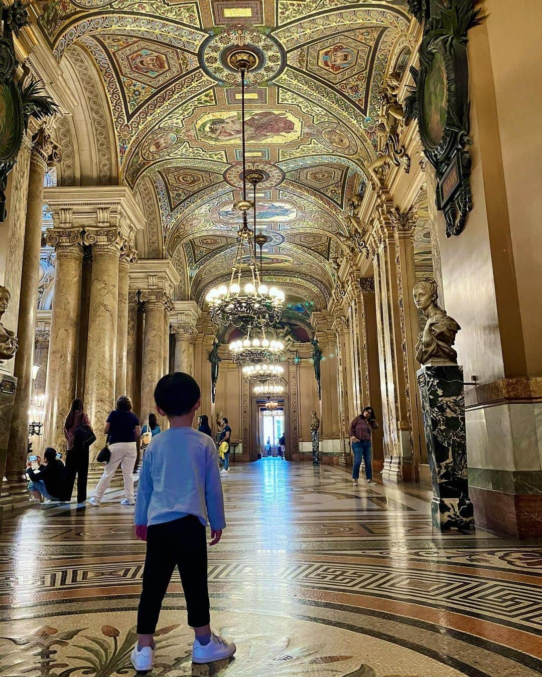 大橋夏菜さんのインスタグラム写真 - (大橋夏菜Instagram)「息子と初めての海外旅行。  こちらで予定があるので付いて来ただけで、子連れ向きじゃないのは重々承知だったけど、本当にそうで初日でもう心が折れそうになる😂  さて、ここはどこでしょう？  #ここはどこでしょう #子連れ初海外 #３歳児子連れ海外 #息子はいつでも虫探し #息子が喜ぶような街ではなくてほんとごめん #私はタバコが大っ嫌い」10月14日 1時53分 - kana817_ohashi