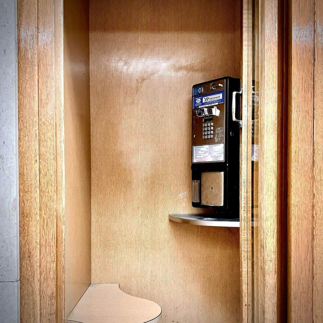 ダミアン･クーラッシュのインスタグラム：「For the briefest of moments, I thought I was stumbling upon a real, live, operational phone booth. Remember how you could hack these with a paper clip?」