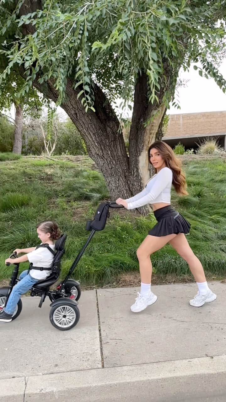 メリッサ・モリナロのインスタグラム：「Hot Mom Walks @bentleytrike the perfect transitional bike for toddlers.」