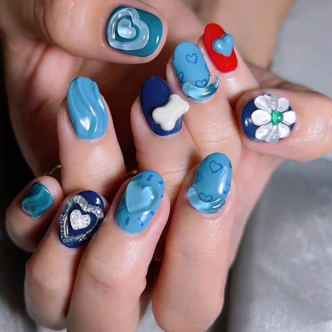 なかやまちえこのインスタグラム：「💙⠀ ⠀ デザインイメージお伝えいただいて🦴⠀ #nail #nails #nailart #ネイル #美甲 #ネイルアート  #japanesenailart #manucure #japanesenails #manicurist #gelnails #أظافر #네일아트 #미용  #เพ้นท์เล็บ #artedeuñas #เพ้นท์เล็บเจล #ジェルネイルデザイン #ネイルデザイン #nagelkunst #pr #らくがきネイル @pregel.jp ⠀ @aby_sharenail」