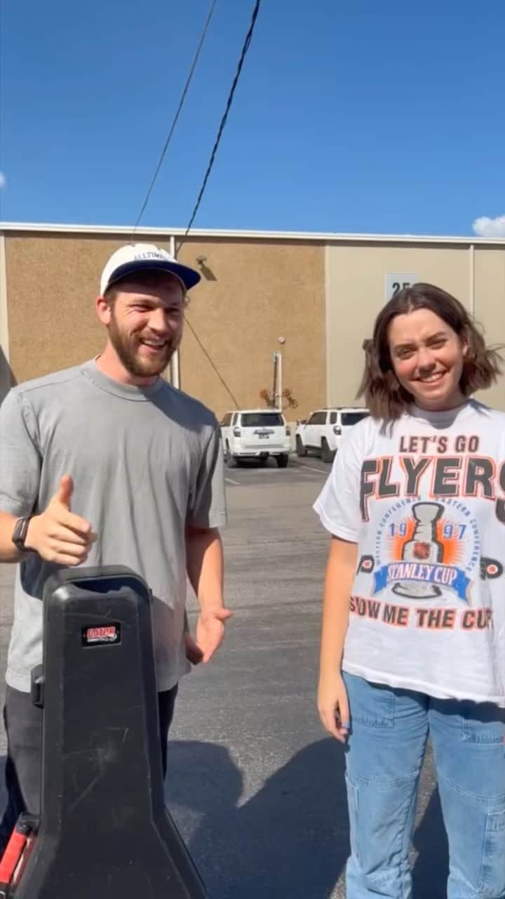 フィリップ・フィリップスのインスタグラム：「St. Louis, @abbyholliday and I have arrived! (Abby did drive me bc her manager had to “capture content”) Get to @delmarhallstl early tonight so you can catch us both!   Tickets available at the link in my bio 🎫」