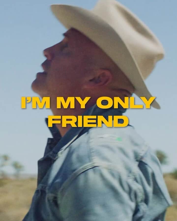 ディロン・フランシスのインスタグラム：「I’m My Only Friend is officially out. Driving 3 hours to the desert, renting 2 cars, a bearded dragon, and learning an interpretive dance for the video was worth it. Go watch it and tell us which part made you 🥹」