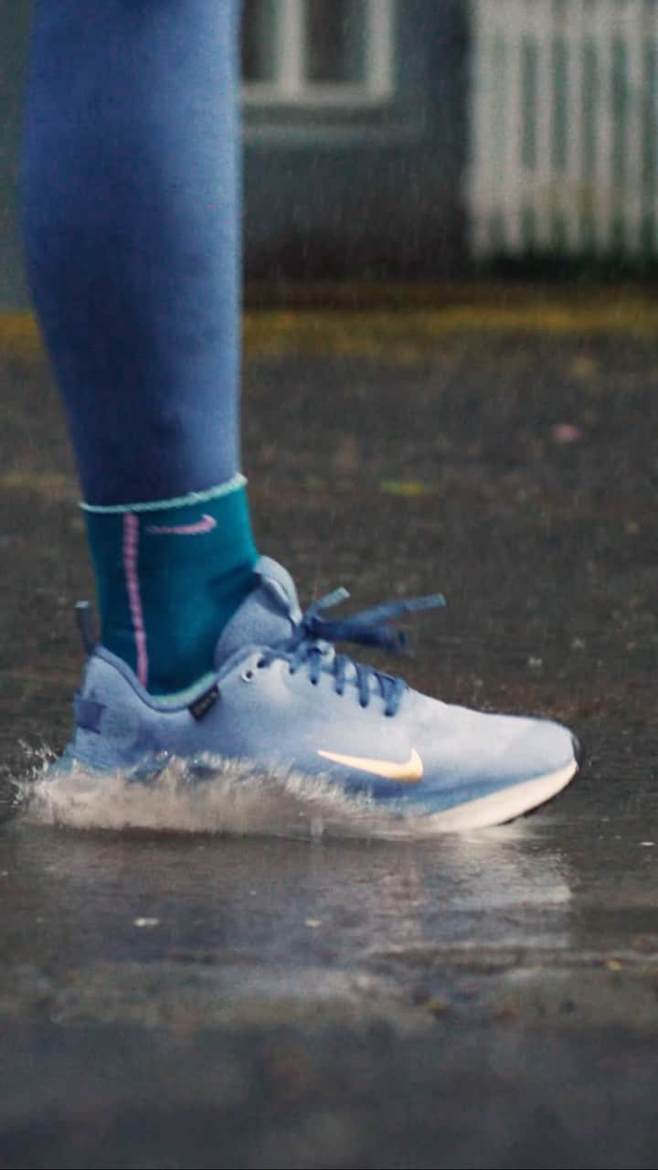 NIKEのインスタグラム：「Stay inside or stay grounded? Don’t let the weather decide 🧘‍♀️🌧️🏃‍♀️  Gear up for running through the elements. Tap to Shop.」