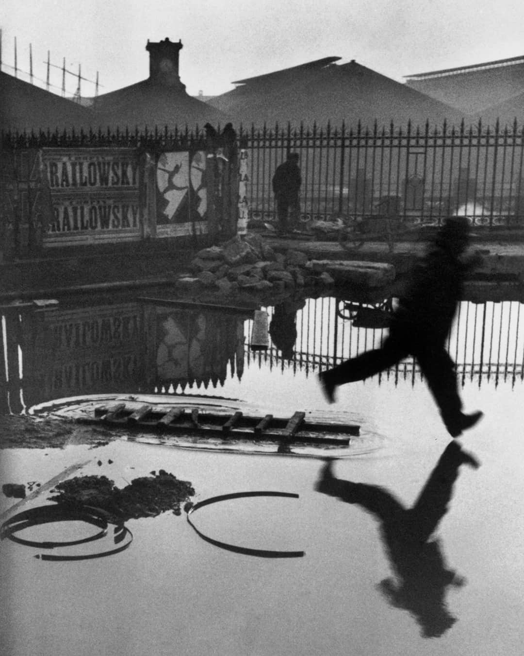Magnum Photosのインスタグラム：「The Decisive Moment 💥  Mythological in its magnitude, the decisive moment was a signature tenet of Henri Cartier-Bresson’s (@fondationhcb) work, yet its essence cannot be truly defined. Emphasizing the coalescence of form, visual harmony and significance of events in time, its influence has prevailed through generations of Magnum photographers.  Taken over 90 years ago, Cartier-Bresson’s capture of a man jumping over a puddle laid a new foundation in photographic perspective, giving prominence to his instinctive image-making approach.  In an image from Trent Parke’s (@chillioctopus) photobook Monument, where light battles dark in a dystopian vision of mankind, a line of city dwellers stand eclipsed by shadows from another plane.  A Sevillan dancer’s skirt whirls fluidly across the frame in a demonstration of form in motion, taken by Inge Morath in 1987.  Two images featured in this selection will be available to purchase as signed or estate-stamped 6x6" prints in the upcoming Square Print Sale, in partnership with @worldpressphoto, launching on Monday, October 16.   Comment your favorite👇  PHOTOS (left to right):  (1) Saint Lazare station. Place de l’Europe. Paris, France. 1932. © Fondation Henri Cartier-Bresson (@fondationhcb) / Magnum Photos  (2) Sydney, New South Wales, Australia. 2003. © Trent Parke (@chillioctopus) / Magnum Photos  (3) The Leaning Tower of Pisa. Pisa, Italy. 1990. © @martinparrstudio / Magnum Photos  (4) Pool designed by Alain Capeilleres. Town of Le Brusc. Provence, France. 1976. © Martine Franck / Magnum Photos  (5) Every Sunday at dawn, priests of the Zion Church take their newly converted congregation to the sea to be baptized through immersion. Cape Town, South Africa. 1999. © @abbas.photos / Magnum Photos  (6) Nuevo Laredo, Tamaulipas, Mexico. 1996. © Alex Webb (@webb_norriswebb) / Magnum Photos  (7) Trafalgar Square, London, England. 1958. © @sergiolarrain / Magnum Photos  (8) Dancer's skirt. Feria in Sevilla. Spain. 1987. © Inge Morath / Magnum Photos  (9) Las Vegas airport, Nevada. USA. 1982. © @harry_gruyaert / Magnum Photos  (10) The strengths of the soul. Puente Genil, Spain. 1976. © Cristina García Rodero / Magnum Photos」