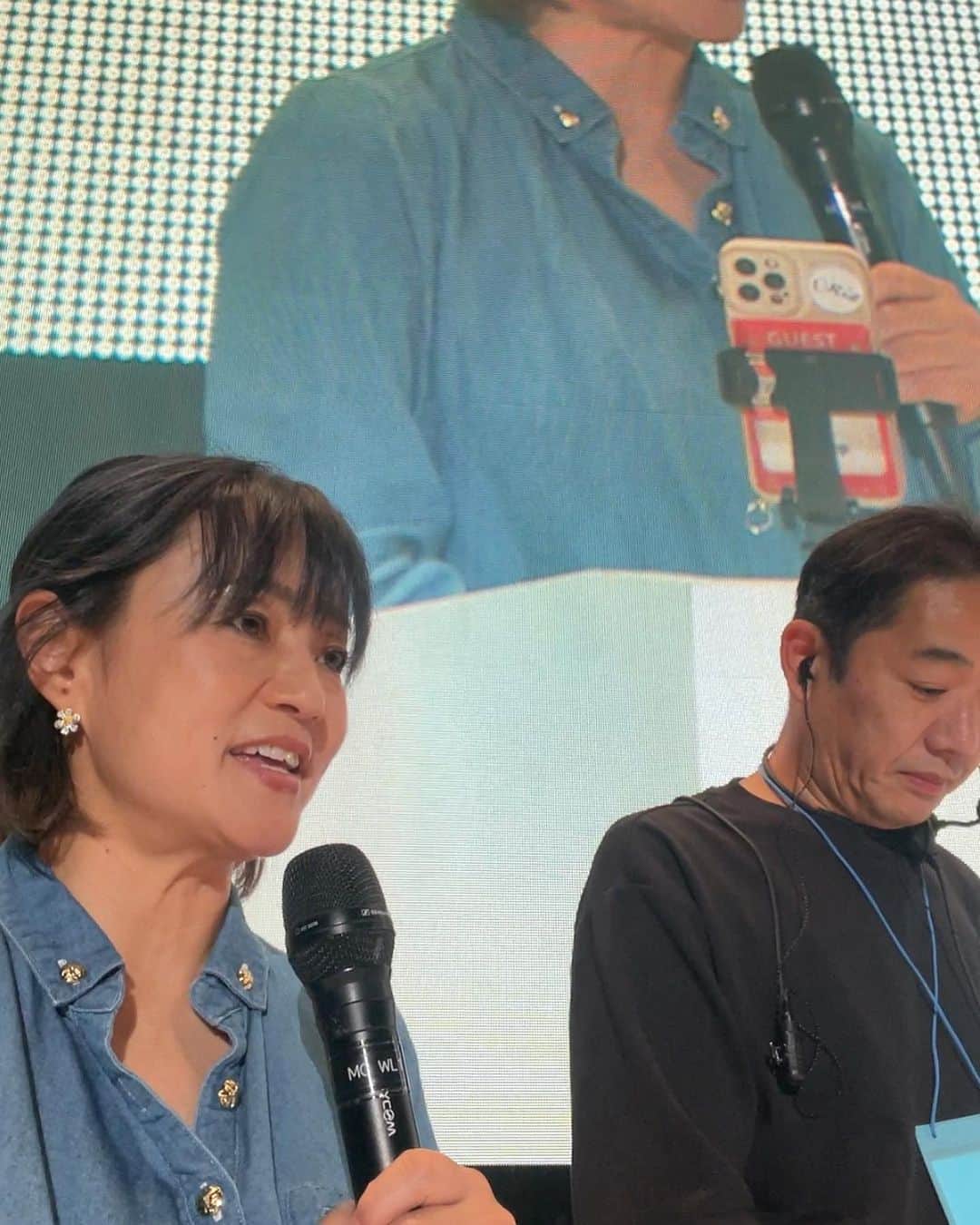 橋本志穂のインスタグラム：「リハーサルデー。 なのでスッピンですみません🙇‍♀️  昼から長いことリハーサルで立ちっぱなしだった〜。 明日の本番は、ハイヒールでもっとずっと立ちっぱなしなので これしきでへこたれてはいけない！ 床がふかふか 真っ白な絨毯‼️ すごいステージに仕上がってました。 ずっと養生してあったビニールをいよいよ外して〜 申し訳なくて土足で上がれない〜😅  なんて思ってたら 私の関わるリハ終わって、 6時半くらいにホテルに移動‼️ チェックインして台本整理、 コメント考えたりなんだりー 行き詰まって、 ホテルのレストランで 夜景を見ながら1人ディナー。 食後も 部屋に帰らず台本と睨めっこしてたら、 ボーイさんがコーヒーのお代わりを持ってきてくれました。 お部屋の方が 靴も脱げるし、大きなテーブルあるんだけど、 レストランのBGMが心地良すぎて。。。  わからないこと、 スタッフにLINEで確認しながらチェックしてたら、 携帯のバッテリーが無くなったので、あえなく部屋へ〜。  うーん、こんな時間になったのに、 まだ整理できず〜  明日はすごいコンサートもあるんだ❣️  楽しみ‼️  #司会 #リハーサル」