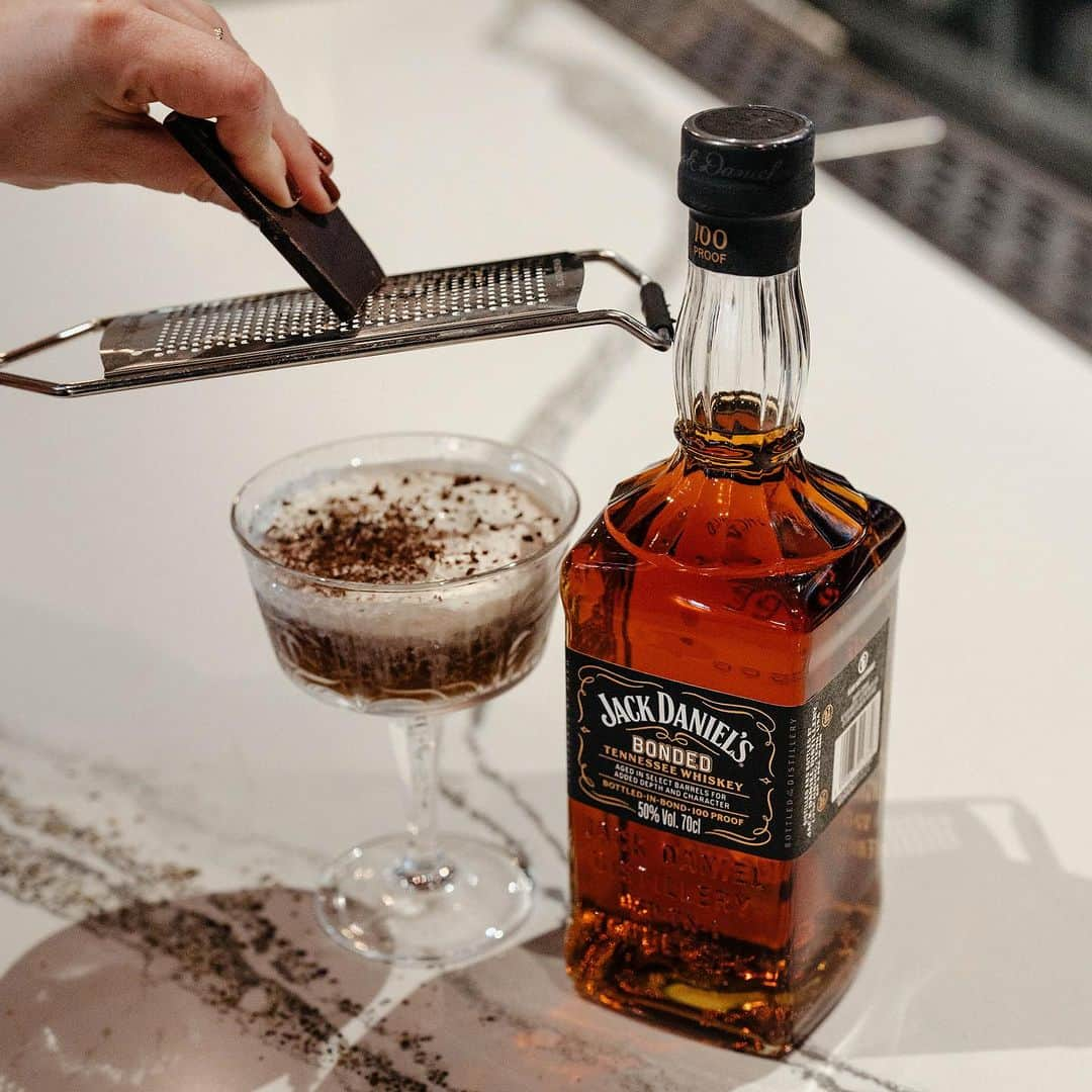 ジャックダニエルのインスタグラム：「Your cold brew just got a little bolder. The Jack Daniel's Bonded Mocha:  2 oz JD Bonded  1 oz cold brew  1/4 oz creme de cacao  1/4 oz coffee liqueur  Shake, pour, and top with sweet cream cold foam #JackBonded」