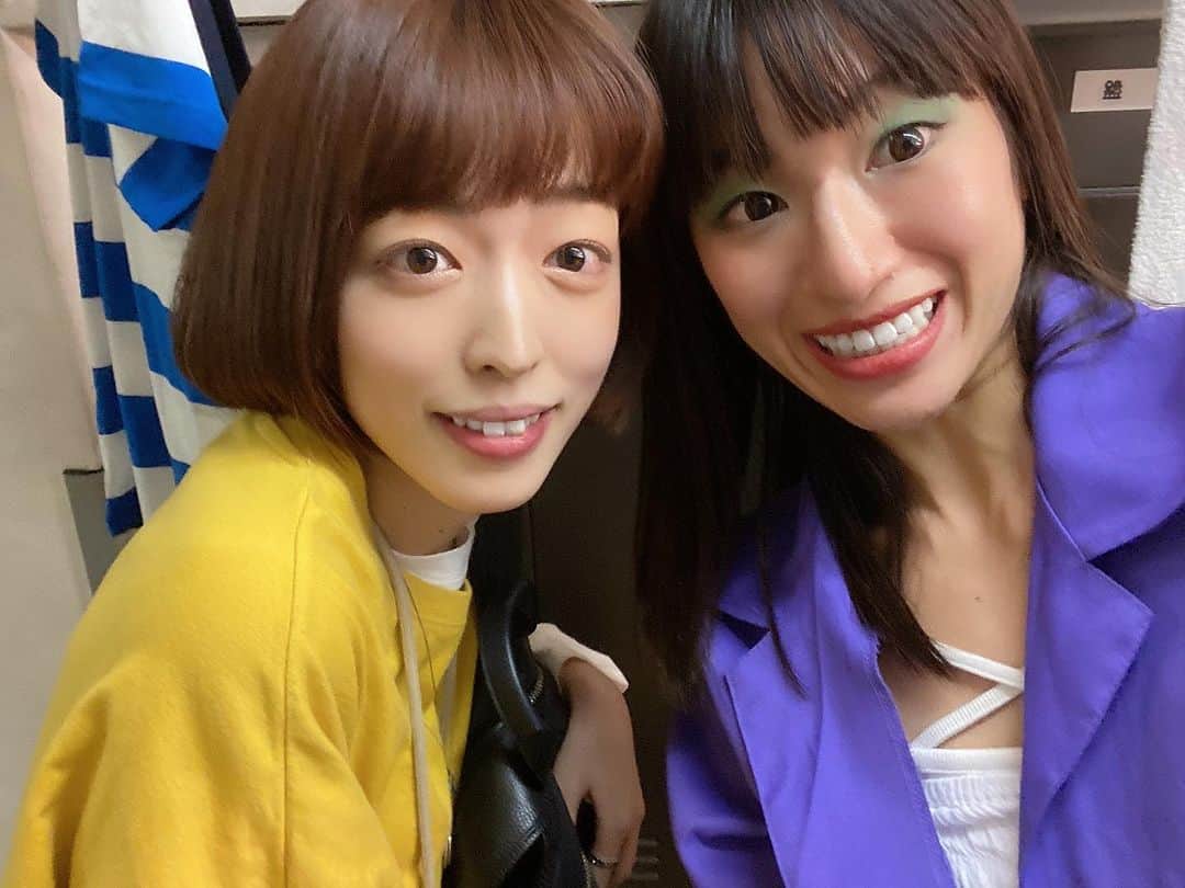 のインスタグラム：「舞台2日目無事に終わり 思いがけない大学の友達等きてくれて同窓会気分。 演技もアクションも下手だし恥ずかしいと思わずに初舞台もっと誘えばよかった… 演出やキャストさんスタッフさんの絶大な力ですごい舞台になってるので今からでもぜひきて！舞台ってすごい！ 中野のザ・ポケットですよ！ 予約はストーリーズハイライト「初舞台」から  アクロバットYouTuberテラさんと愉快な仲間たちが昼の舞台観てくださいました！ 真っ先に舞台観に行くよって言ってくださったSNS EXPOのパフォーマンスメンバー。 中でもシオンさんとは何気に10年くらいの仲ですね。 チャンネル登録10万人祝賀会で感想聞かせてください！！！  去年参加したTikTokの学校の友達。 英単語語呂合わせで人気急上昇中のTikTokerにして漫画家のゆきちせんせいが昼の舞台に来てくださいました！！！ こんなアーティスティックな方に観て頂けて光栄です！ またオフ会しましょう！！  ミスワールドのお友達ののえこちゃんもきてくれた！ スポーツ審査で仲良くなって以来、大好き！ 色々話が合うしほんと好き！ 久々に会えてうれしい！ 大好き！ ありがとう！！  国際カップルTikTokerインドゴチャンネルさんも舞台来てくれた！ 嬉しすぎるよぉ😭 ずっと仲良くしてくれてありがとうございますぅ😭  他の出演者さまが「あ、知ってます。ファンです」って言ってたのはちょっと面白かったです笑  私の中で最強のイケメンスポーツウーマン2人が偶然同じタイミングで舞台観に来てくださっててテンション上がりました！ バラエティ番組リア突WEST共演のおかちゃんは大阪からわざわざ夜行バス！ 大学の先輩すみれ姉さんは優秀な上にパフォーマーとして憧れです！  おかちゃんには「筋肉落ちて細くなったね」って言われてしまいました😂 はい、最近舞台稽古や仕事で時間なくて運動できてないです。 舞台おわったらまた運動再開します。  自分のSNSって見られてないと思っていたけど、案外みんな見てくれてるんですね。 10年以上ぶりの友達とか、かなり前に一緒に仕事してた方とか、色々な方やフォロワーの方が舞台感想のメッセージ送ってくださって感激です。 明日もがんばる。おやすみなさい #鈴木柚里絵　#ninjasuzukiyurie  #ハミ音」