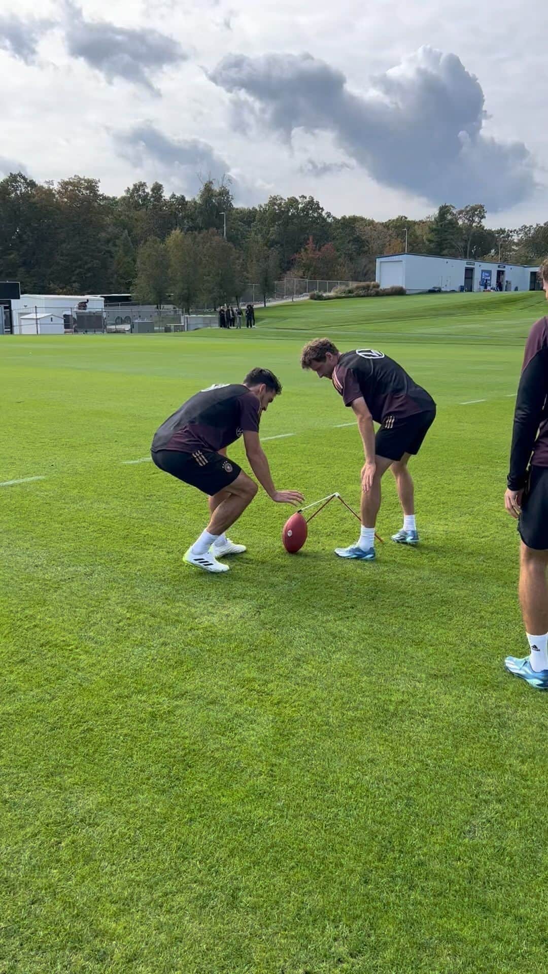 レオン・ゴレツカのインスタグラム：「Coach @esmuellert und @aussenrist15 machen’s möglich 💪🏼😅 @dfb_team ⚽️ @patriots 🏈」