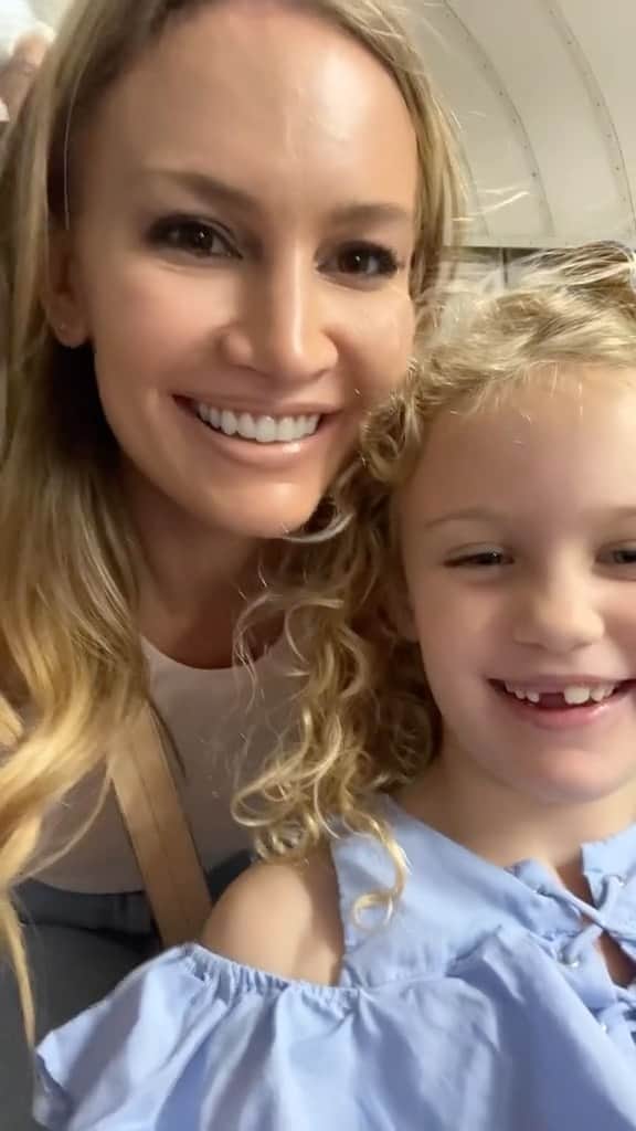 Anna Sacconeのインスタグラム：「Spending 1 on 1 time with each of my 4 kids is so important…and Lessi wasn’t THAT traumatised by my smear test 🥴🙈🤣 #momof4 #momlife #parentsofinstagram #sacconejolys #motherdaughter #mommyvlogger #mommydaughter #minime #annasaccone #alessiafrancesca #london」