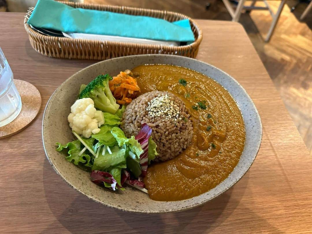 田中里依奈のインスタグラム：「. 18種類の野菜カレー🧡💛 スパイスが効いていて美味しかったぁ😋 . 2枚目は、この前食べて美味しかったピザ🍕 . #kosocafe #酵素カフェ#オーガニックカフェ #organic#ヴィーガンカフェ#恵比寿グルメ#カフェ活 #vegan#自然派カフェ#ヴィーガンカレー#酵素玄米 #自然栽培野菜」