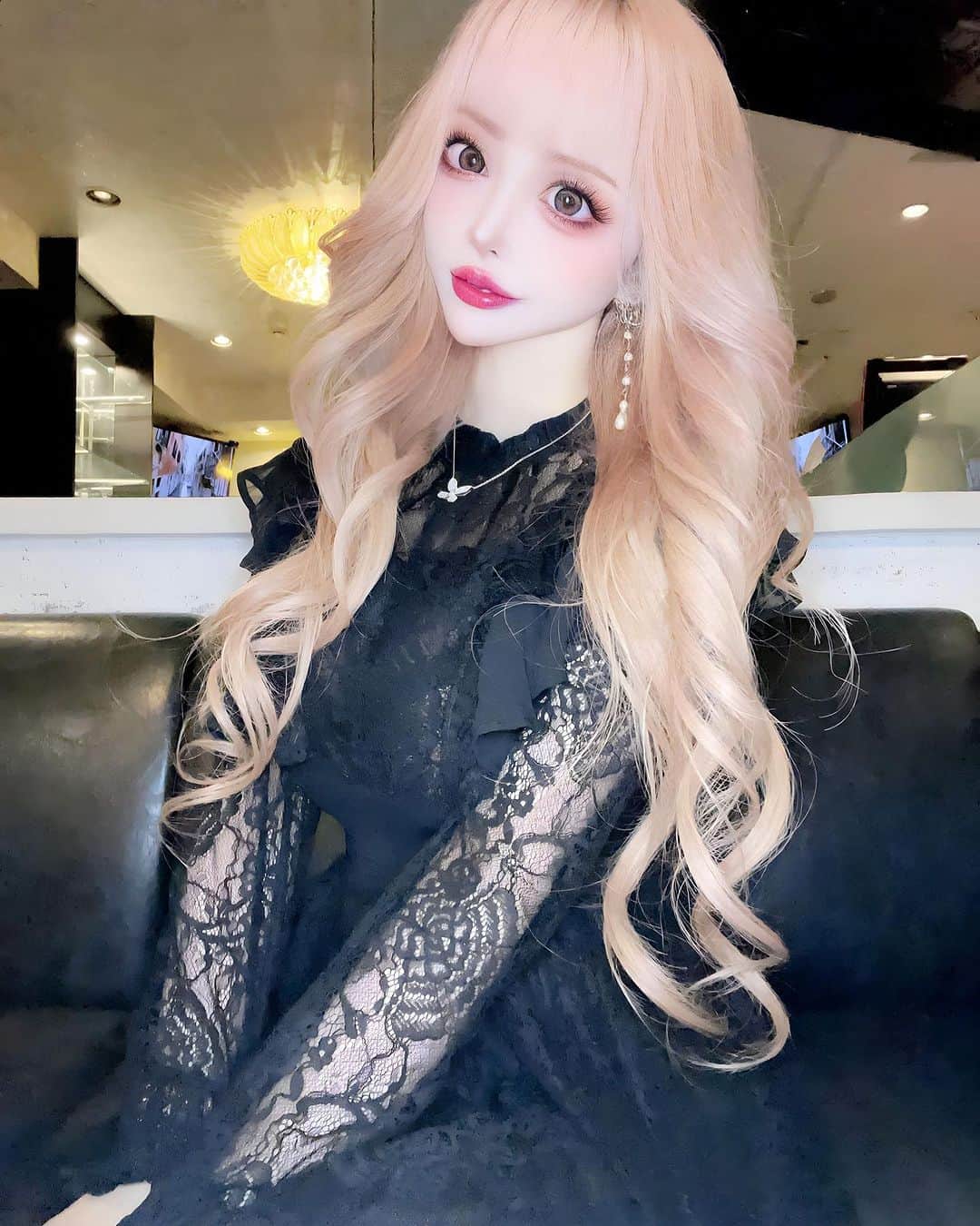 ヴァニラのインスタグラム：「🐰🍓  たまには大人上品な黒ロングワンピース🖤🤍 総レースだけど袖の透け感のおかげでパーソナルカラーじゃない黒も私に似合ってくれる💖  ここのお洋服お上品ワンピいっぱいあって他のも気になってる🩷🩵  @re_bella_official」