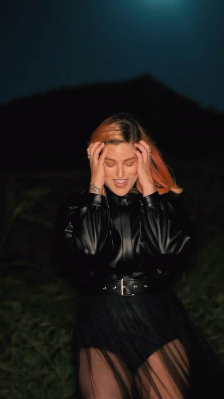 キャサディー・ポープのインスタグラム：「That blue moon really came through! Seriously though, I’m already overwhelmed by the response to this release. Thank you @MTV for premiering this video… we had a blast making it. It’ll be playing today every hour on the hour on @mtv_live, MTVU and MTV Biggest Pop. Full video at the link in my bio!」