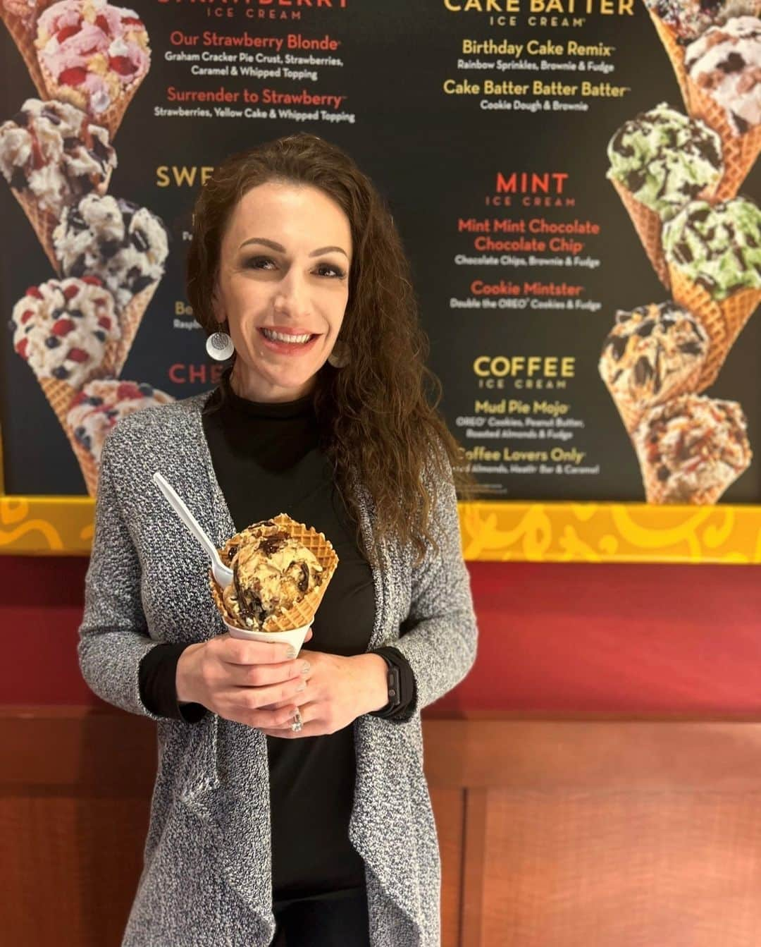 コールド・ストーン・クリーマリーのインスタグラム：「Say hello to Jenna, a Senior Project Manager! 👋 Before holding this position, she started her career in 1997 as a crew member at a Cold Stone® store in Ahwatukee, AZ and grew into Assistant Manager. Jenna now works at our World Headquarters and is involved in all areas of store operations.   Jenna learned so much about restaurant operations at a young age, completing inventory, placing orders, managing food safety, cash handling, training crew members, and of course, ensuring excellent customer service. ❤️ She was able to transfer these skills to her future jobs.   Ice cream was her favorite food back then and it still is today! Her favorite Creation™? Mud Pie Mojo ☕🍫🥜🍦  Are you looking to join a brand with upward growth opportunities, like Jenna? Visit the link in our bio to apply to a locally franchised Cold Stone® store in your community.」