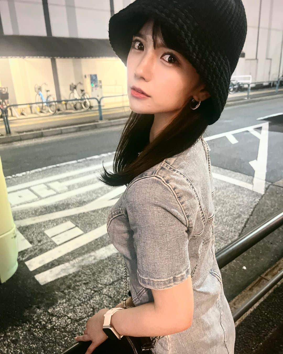 村山優香のインスタグラム：「バス待ち🚌🌙   #バケハ   #デニム   #タイトワンピース」