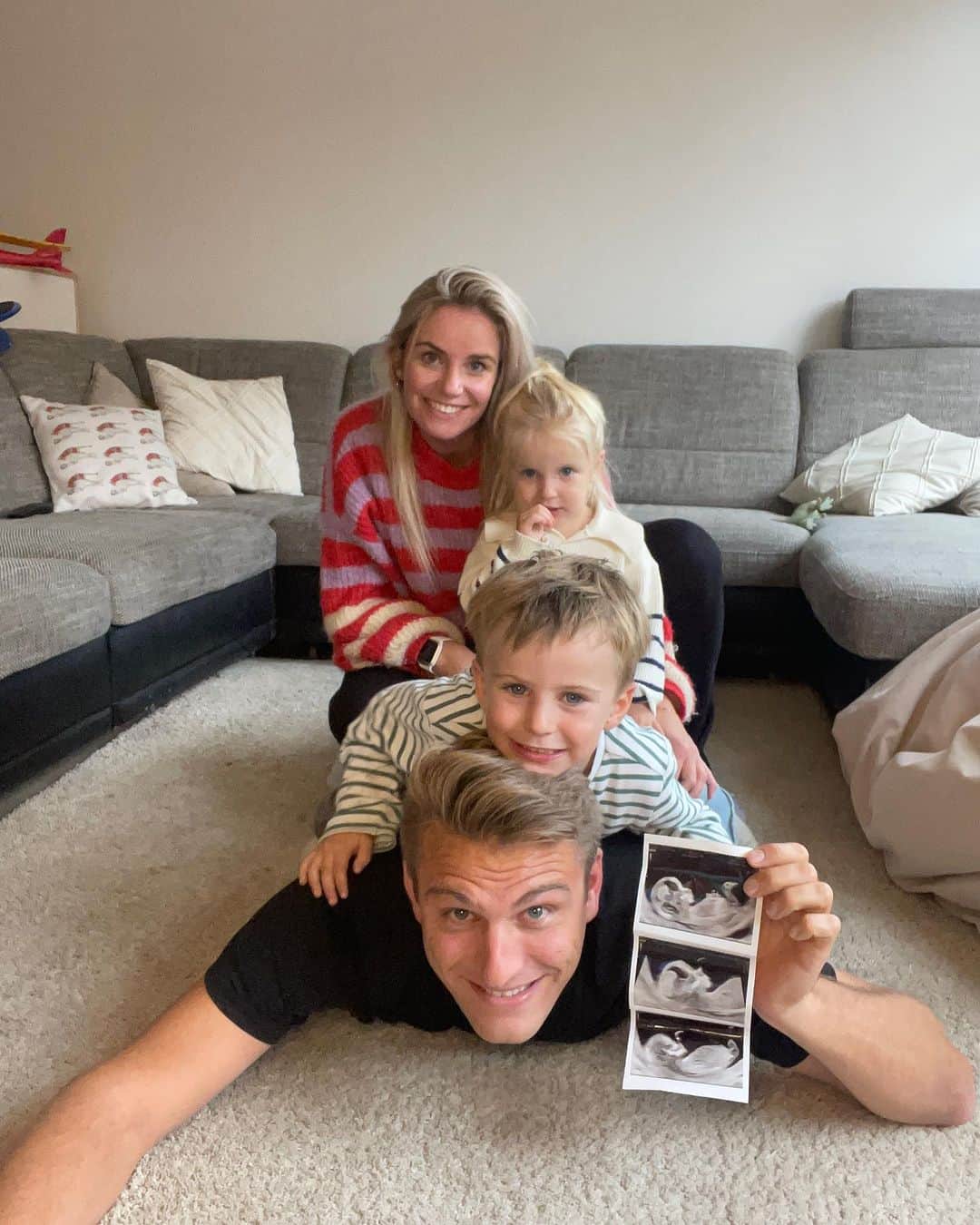 マルセル・キッテルのインスタグラム：「All good things come in three! 😍 we can't wait to welcome our third child in February and are so excited. Lex and Lizzy are also so happy to have another brother or sister!   We are so grateful for this little miracle and are enjoying every moment. Mummy is doing a great job too and healthy! ❤️ #20weekspregnant #20weekstogo」