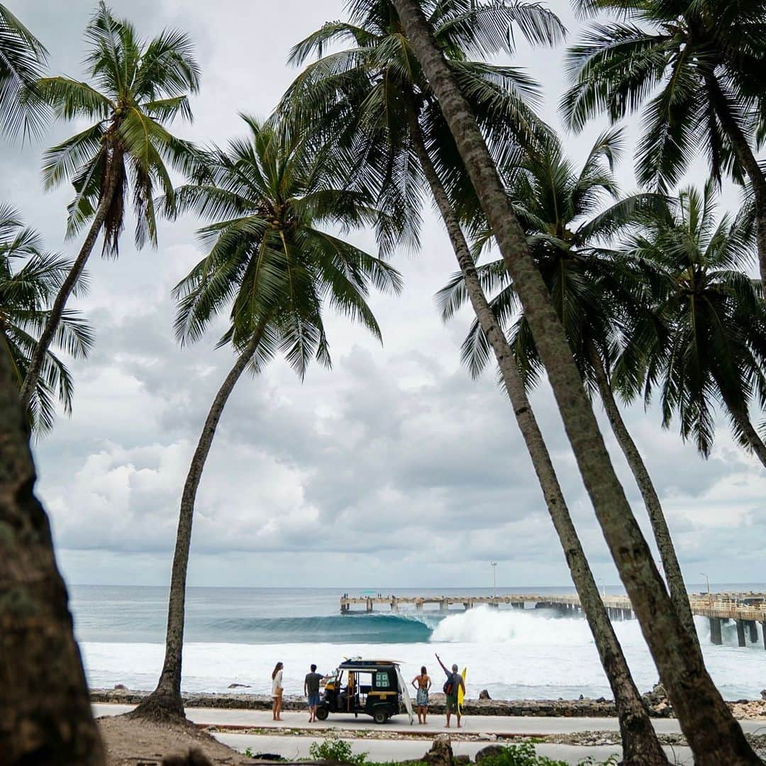 クリス・バーカードのインスタグラム：「Nothing short of elation hits you at the sight of the perfect set rolling in… this particular moment in 2018 during a hot October day in Lakshadweep, an archipelago which sits about 18 hours west of the mainland India via ferry - a chain of 36 islands that changed hands between Islamic & Hindu rule before settling into the East India Company and British rule in 1854… a beautiful journey in hopes of good waves but long and sweaty in the ferry. This break far exceeded expectations and brought the perfect element of adventure we had in mind for this catalog shoot with Prana.」