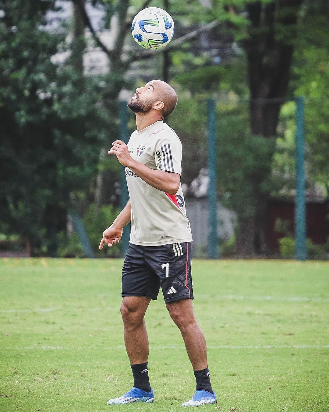 ルーカス・ロドリゲス・モウラ・ダ・シルヴァのインスタグラム：「⚽️ Inseparáveis.  #RespondeAoCoração #MadeInCotia #VamosSãoPaulo 🇾🇪」
