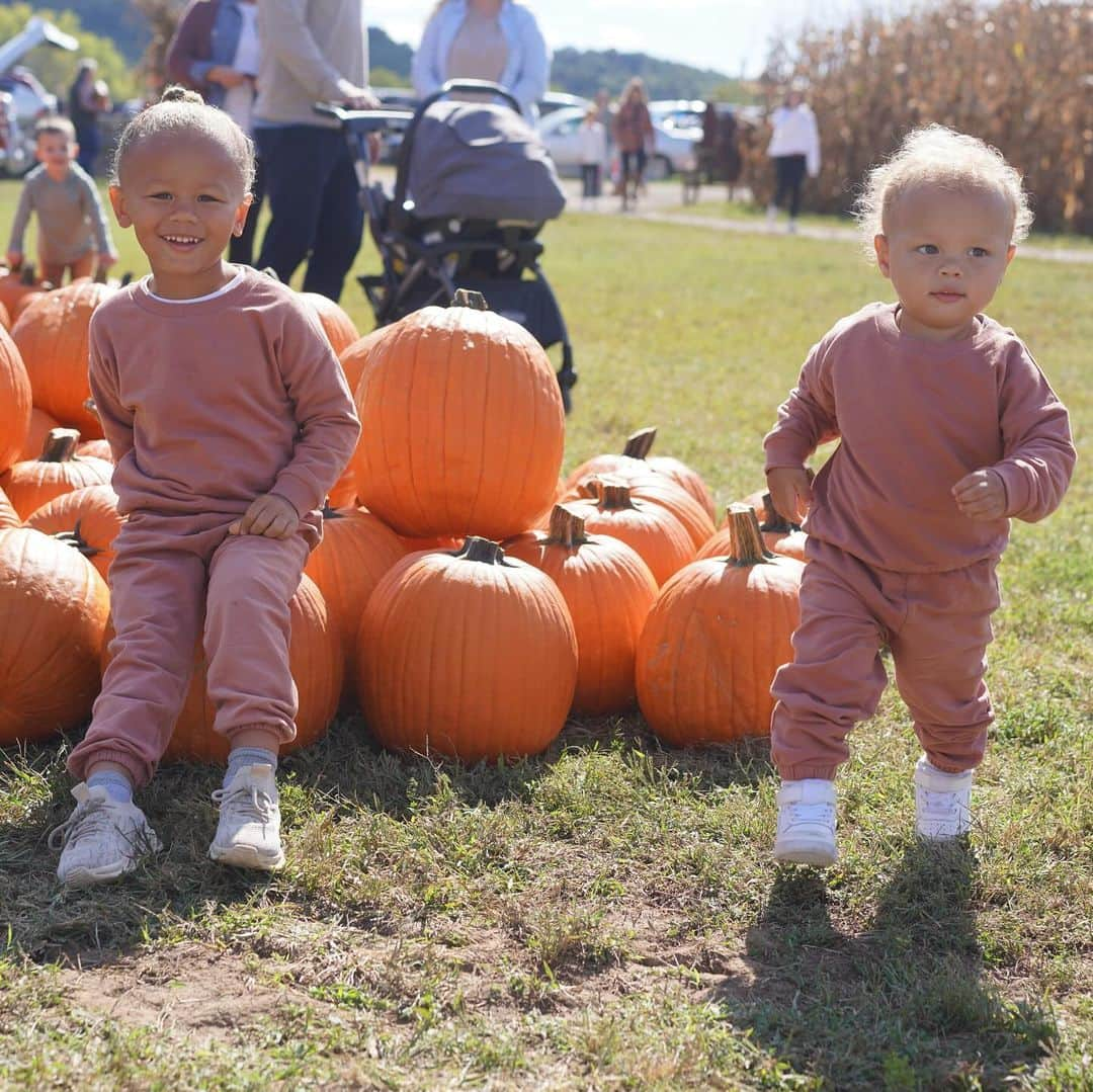 ニッキー・ヒートンさんのインスタグラム写真 - (ニッキー・ヒートンInstagram)「Pumpkin patch with my darlings 🤍」10月14日 2時55分 - niykeeheaton