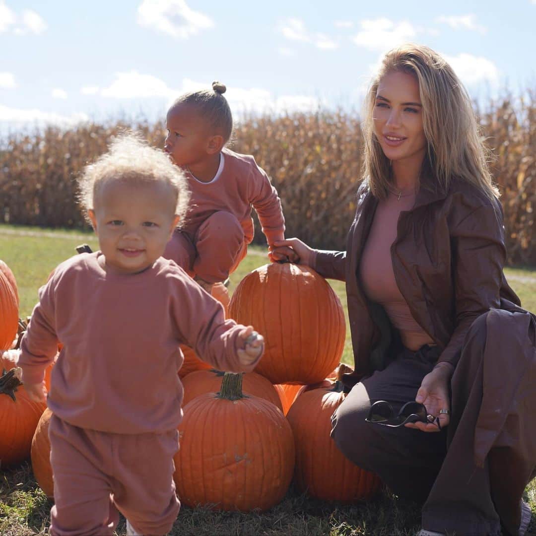 ニッキー・ヒートンのインスタグラム：「Pumpkin patch with my darlings 🤍」