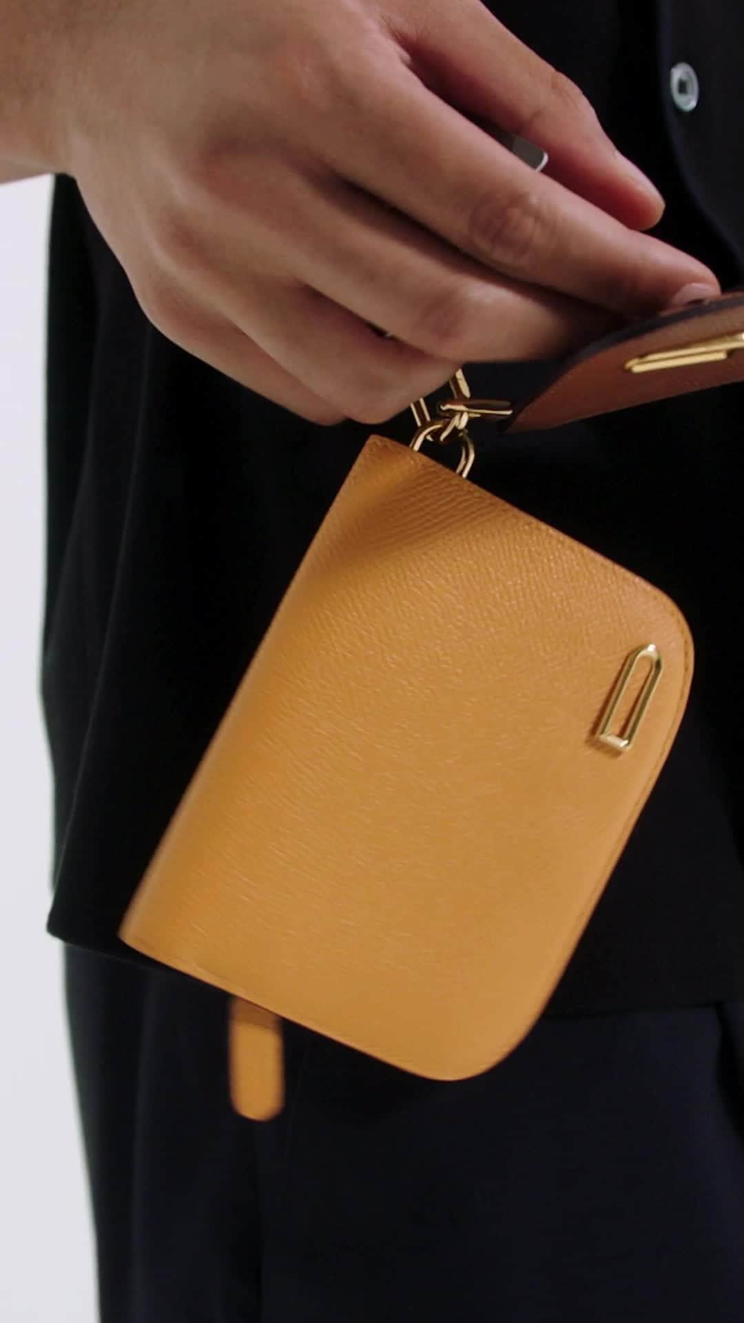 デルボーのインスタグラム：「Allure of the unspoken.⁣ ⁣ Delvaux’s Vagabond collection of irresistible pouches. Small and playful, they can be clipped to an adjustable crossbody, multiple at a time. Life on the go never looked so good. ⁣ ⁣ #Delvaux.」