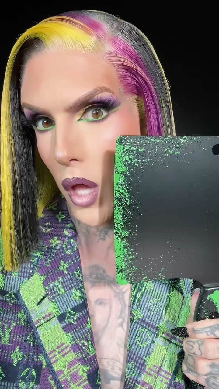 Jeffree Star Cosmeticsのインスタグラム：「😈 Our iconic #Halloween Mystery Boxes are NOW LIVE!! Two sizes, insane discounts and exclusive items!!! 🎃 AND we launched new spooky items as well!!! Two new mirrors & merch!! 🖤 Link in bio!!! #jeffreestarcosmetics #mysterybox #makeup」