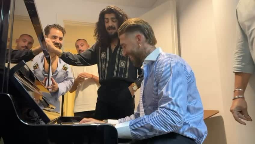 セルヒオ・ラモスのインスタグラム：「Disfrutando de nuestro arte, nuestra cultura, nuestras raíces… ayer, en nuestro día 🇪🇸, y todos los días.  ¡¡Ole, tú @israelfernandezcantaor!!」