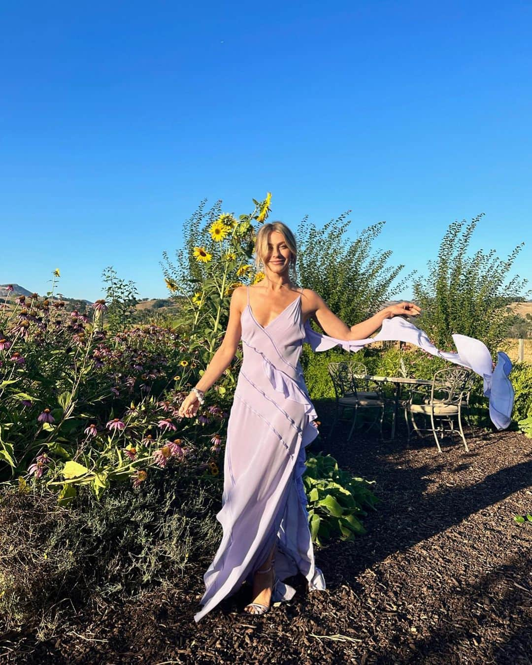 ジュリアン・ハフさんのインスタグラム写真 - (ジュリアン・ハフInstagram)「A few of my favorite things… sunflowers and a beautiful @victoriabeckham dress 🌻💜  Sunflowers are some of the most magical flowers I’ve come across, which is why they’re my favorite. They always turn to face the sun and they’re known as a symbol for hope, healing and joy - something I always strive to have in my life and surround myself with. Even named my little one Sunny ☀️🐶」10月14日 3時11分 - juleshough