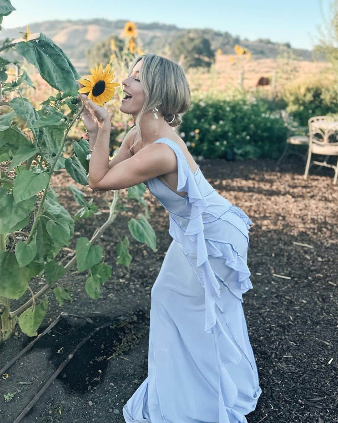 ジュリアン・ハフさんのインスタグラム写真 - (ジュリアン・ハフInstagram)「A few of my favorite things… sunflowers and a beautiful @victoriabeckham dress 🌻💜  Sunflowers are some of the most magical flowers I’ve come across, which is why they’re my favorite. They always turn to face the sun and they’re known as a symbol for hope, healing and joy - something I always strive to have in my life and surround myself with. Even named my little one Sunny ☀️🐶」10月14日 3時11分 - juleshough