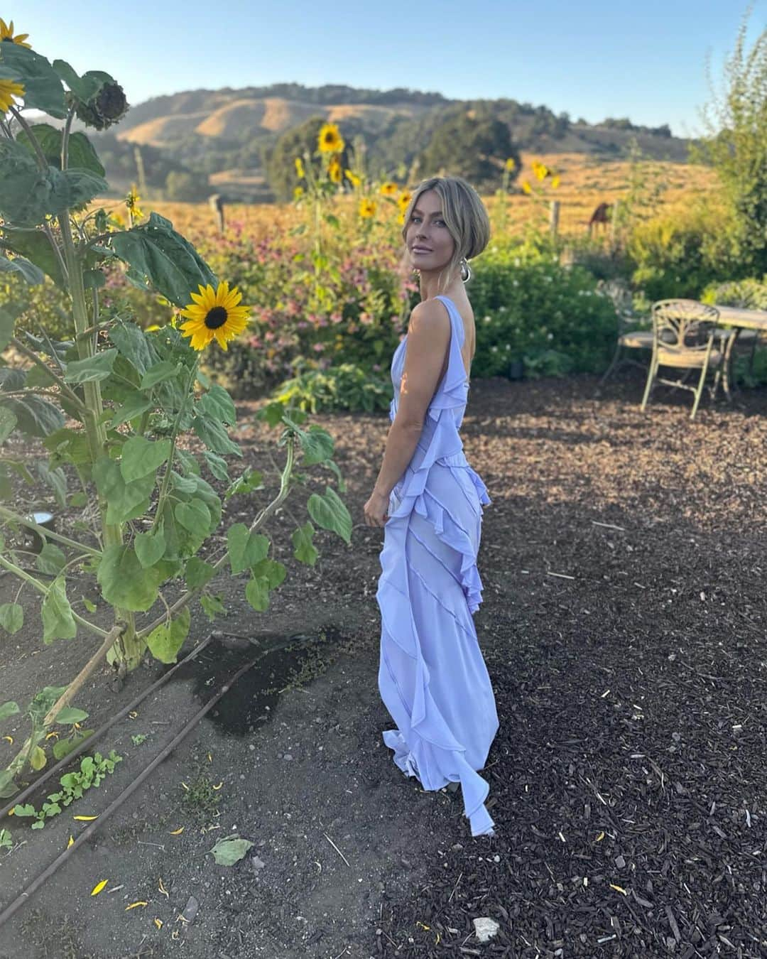 ジュリアン・ハフさんのインスタグラム写真 - (ジュリアン・ハフInstagram)「A few of my favorite things… sunflowers and a beautiful @victoriabeckham dress 🌻💜  Sunflowers are some of the most magical flowers I’ve come across, which is why they’re my favorite. They always turn to face the sun and they’re known as a symbol for hope, healing and joy - something I always strive to have in my life and surround myself with. Even named my little one Sunny ☀️🐶」10月14日 3時11分 - juleshough