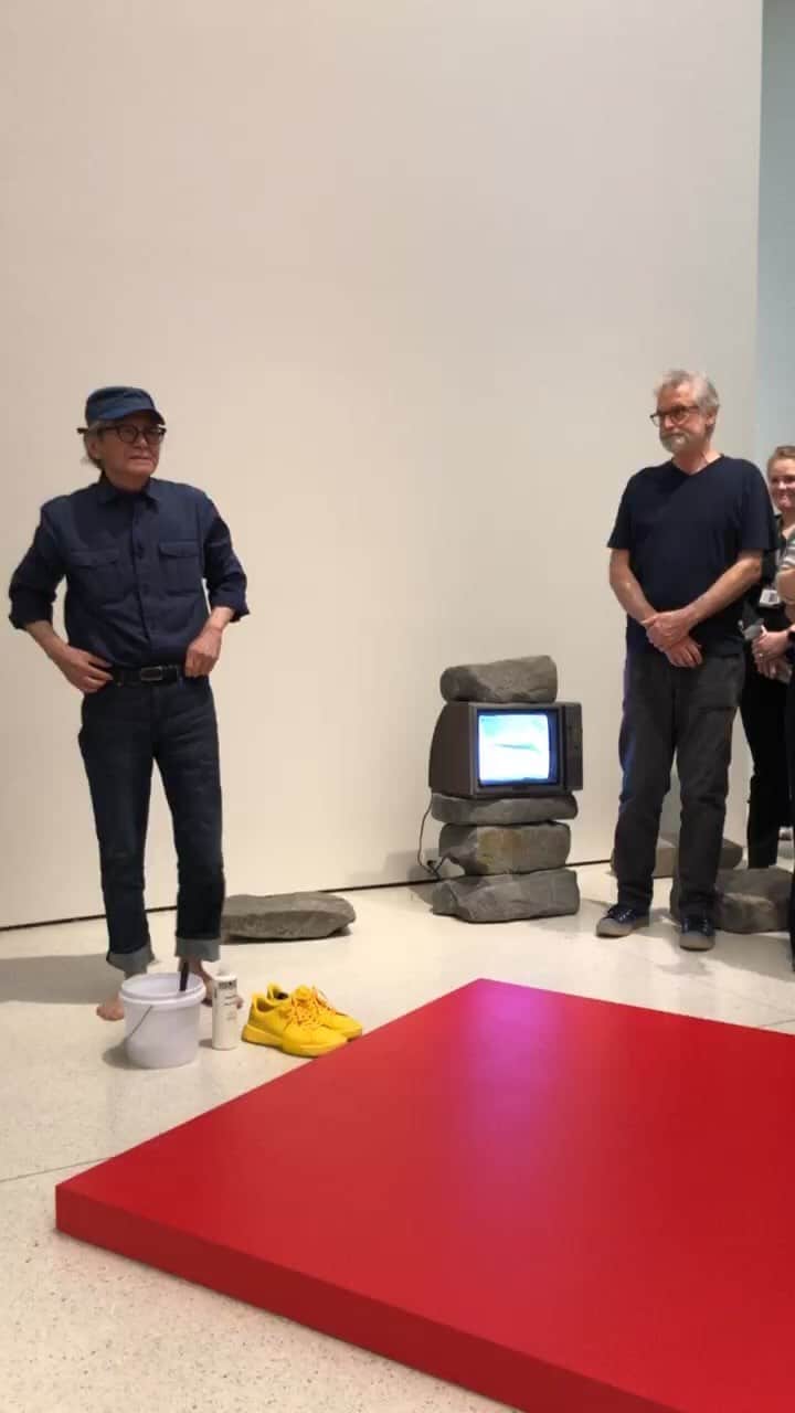 のインスタグラム：「In "Snail’s Gallop," Lee Kun-Yong traverses the floor of the gallery, squatting and marking the ground with continuous lines in a live performance at the Guggenheim. The artist contrasts this mundane act with the incremental movement of his body, by which his two feet partially erase the drawn lines as he moves through space. #ExperimentalArtInKorea」