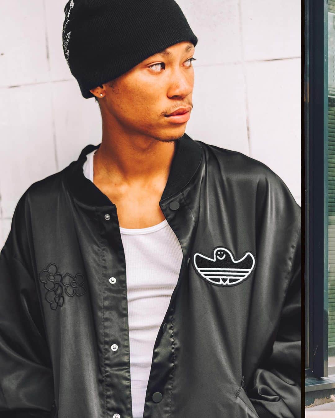adidas Skateboardingのインスタグラム：「✂️🪡 /// Introducing Shmoofoil Cut & Sew—an extension of our Shmoofoil line with Mark Gonzales that features one-off seasonal pieces with fresh aesthetics, unique inspiration, and premium executions.  The satin-finished Shmoofoil Bomber jacket takes cues from classic varsity jackets featuring an applied chenille Shmoofoil patch on the front and rubberized snap closures for the center placket and pockets. The collar, cuffs, and hem sport a rib knit, and original artwork by Mark Gonzales is embroidered on the back.  The Shmoofoil Painter Pant draws inspiration from classic work pant silhouettes and makes them functional for skating. They feature a loose fit and are constructed with a medium-weight twill. The pant features an elastic waist complete with belt loops for a comfortable and secure fit and finished with a Shmoofoil embroidery detail and original artwork by Mark Gonzales screen-printed in various locations.  📸 @semrubio  #adidasSkateboarding #MarkGonzales #Shmoofoil #Gonz #Paris」