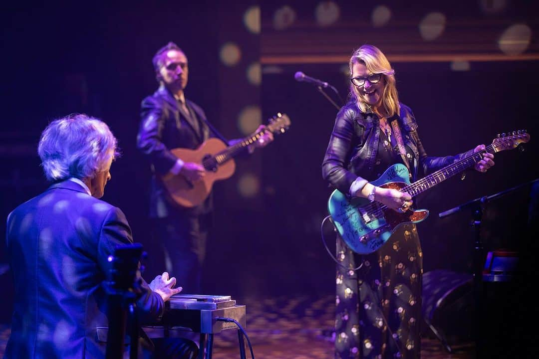 テデスキ・トラックス・バンドのインスタグラム：「Such an honor to perform at this year’s You Got Gold event hosted by the Prine Family at @theryman on what would have been @john_prine’s birthday (and it was also @thetanyatucker’s 🎂!) ✨ I had so much fun playing music and celebrating this community with friends old and new 🎶  📸 Madison Thorn, The Ryman, my phone」