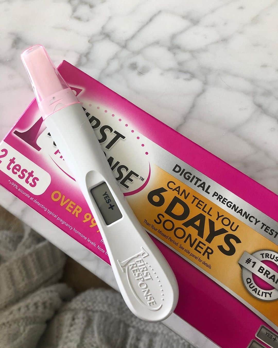 タラ・リピンスキーのインスタグラム：「So grateful to be partnering with @firstresponsepregnancy throughout this podcast journey. They’ve (unknowingly) been a part of my life for the past 5 years. Even though many of these tests did not result in a live birth, I found a sense of comfort and control in testing with First Response because of their accuracy and reliability.   Pic 1- My first pregnancy were I got to see the “YES”, unfortunately this resulted in miscarriage. I’ll always remember my innocent excitement and joy of seeing this result.   Pic 2- a snapshot of what infertility, pregnancy, and pregnancy loss can look like. My favorite thing about First Response as a brand is that they supports all types of pregnancy journeys including infertility, pregnancy loss, and maternal health inequities.   Pic 3- FINALLY! My surrogates, Mikayla’s, positive pregnancy test. Seeing these two pink lines on this test was a day I’ll never forget.  We must remember all pregnancies don’t have the same ending. And thank goodness for First Response for acknowledging all of us who have struggled with infertility and pregnancy loss throughout their journey.   #infertility #ttc #surrogacy #surrogacyjourney #ivf #pregnancyafterloss」