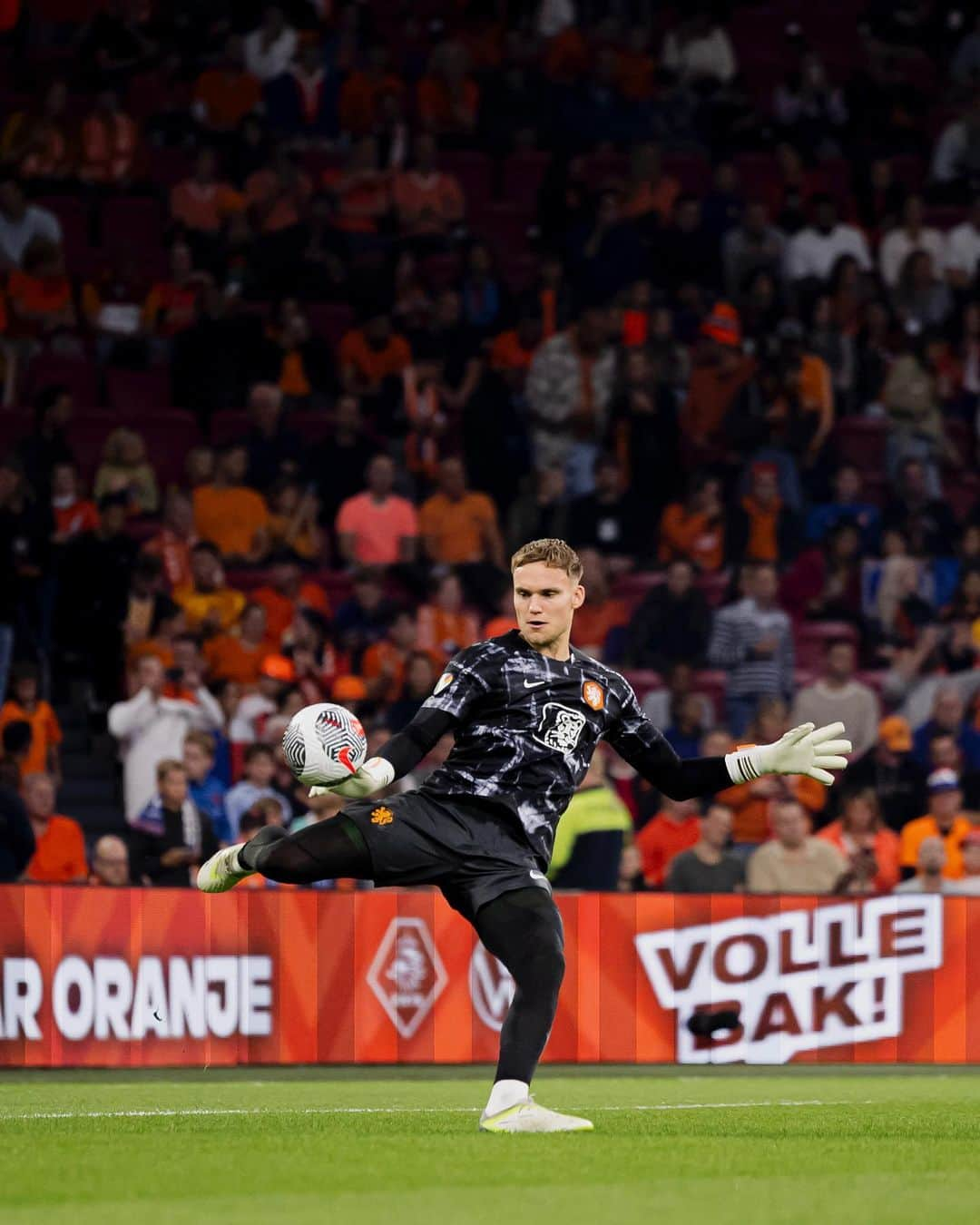 サッカー オランダ代表チームさんのインスタグラム写真 - (サッカー オランダ代表チームInstagram)「SHOWTIME! ⚡️  #NothingLikeOranje #NEDFRA」10月14日 3時33分 - onsoranje