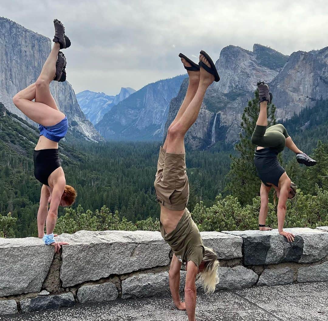 ジェシー・グラフのインスタグラム：「Thank you so much @hansflorine for bringing @oliviavivian and I up the Nutcracker on #ManurePile (still can’t believe it’s called that! 😂). We’re so lucky to be introduced to some of the most epic climbs in the world by such a legend!  And thank you @aardvarkandersonphoto for the lovely photos!!! #yosemitenationalpark #yosemiterockclimbing #rock limbing」