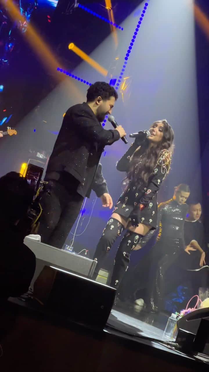 RU.TVのインスタグラム：「Подпеваем!  Хит от Bahh Tee & Turken на сцене Vegas Hall!  Оцените песню от 0 до 10 в комментариях!  #рутв #rutv」