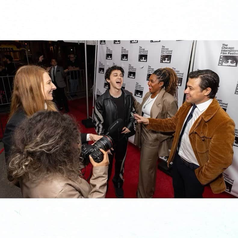 ヤニ・ゲルマンさんのインスタグラム写真 - (ヤニ・ゲルマンInstagram)「Departing Seniors Premiere at the historic Music Box Theatre for @chifilmfest was unreal. What an incredible crowd - thank you so much for supporting our little but big hearted film. We love you Chicago  #departingseniorsmovie  #darkyskyfilms #chicago」10月14日 3時50分 - yanigellman