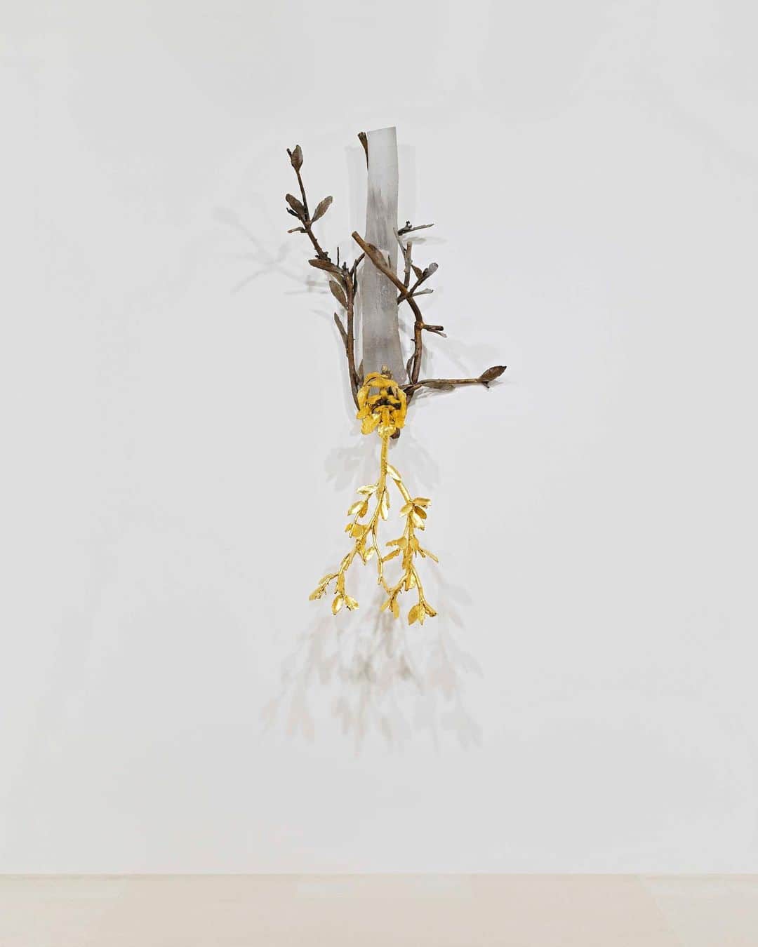のインスタグラム：「Giuseppe Penone's "Impronte di Luce / Empreintes de lumière" opens on Tuesday, October 17, at Gagosian, rue de Ponthieu, Paris. Join us from 5 to 8pm for the opening!  The exhibition centers on an entirely new body of paintings, unique in the artist’s more than fifty-year career. Inspired by Penone’s experience of Le Corbusier’s Couvent Sainte-Marie de La Tourette in Éveux, France, these canvases are on view alongside imprints used in their production; an artist’s book, "Le Bois Sacré du Couvent de La Tourette," which collects rubbings made from the building’s wood-grained concrete walls; and other graphic and sculptural works. Follow the link in our bio to learn more. ___________ #GiuseppePenone #Gagosian Giuseppe Penone, "Respirare l'ombra - cristallo," 2023. Artwork © Giuseppe Penone/2023 Artists Rights Society (ARS), New York/ADAGP, Paris. Photos: Thomas Lannes (@lannes.thomas)」