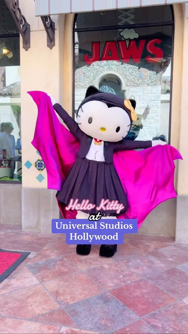 のインスタグラム：「Say hello to Hello Kitty in her Dracula costume at @unistudios Hollywood before the spooky season ends! 💜🦇」