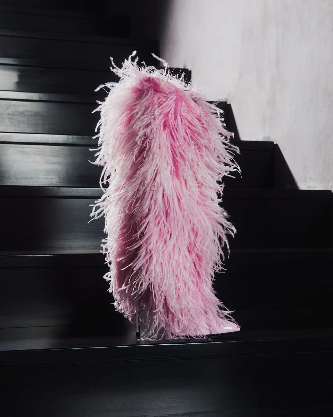 Giuseppe Zanotti Designのインスタグラム：「Glamourous in pink. There are statement pieces and then there is the XYLIA. Fluffy, fabulous and totally fashion, she brings all the feels. #GiuseppeZanotti #GZFW23」