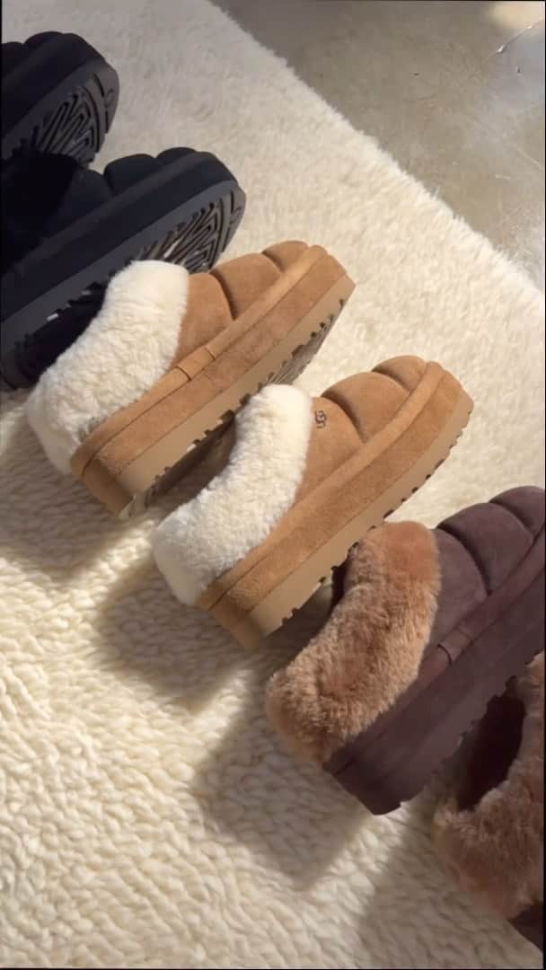 アグのインスタグラム：「Choose your fighter: Chestnut, Hardwood, or Black?    #UGG #UGGBoots #UGGSlippers」