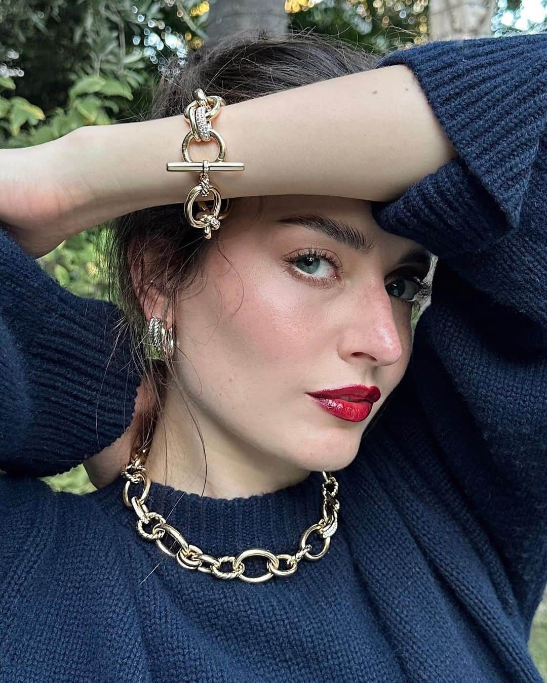 ジェシカ・ジェーン・クレメントのインスタグラム：「Mixed-metals meet a modern interpretation of a classic chain for @davidyurman’s Mercer collection. I’m loving how effortlessly these pieces elevate even the most simple outfit #dypartner」