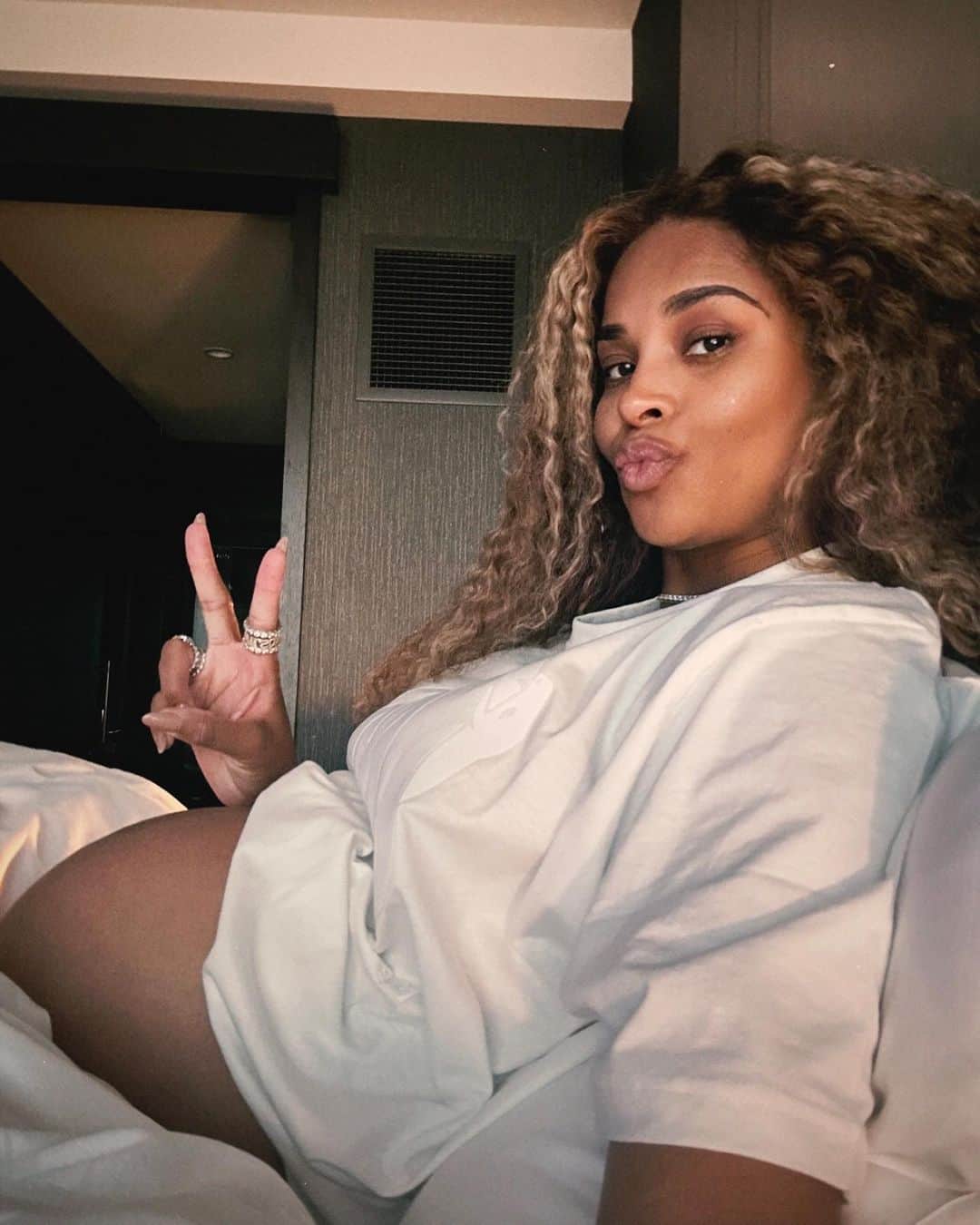 シアラのインスタグラム：「✌🏽😘」