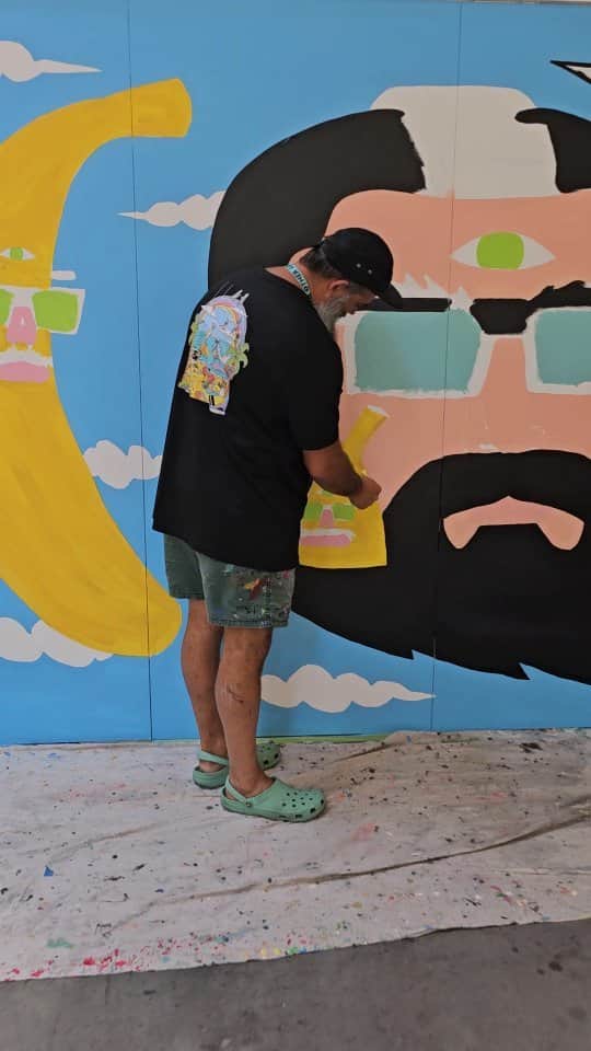 MULGAのインスタグラム：「Painting beards and bananas and laserbeams at the @theotherartfair 🍌⚡🍌  #mulgatheartist #theotherartfair」