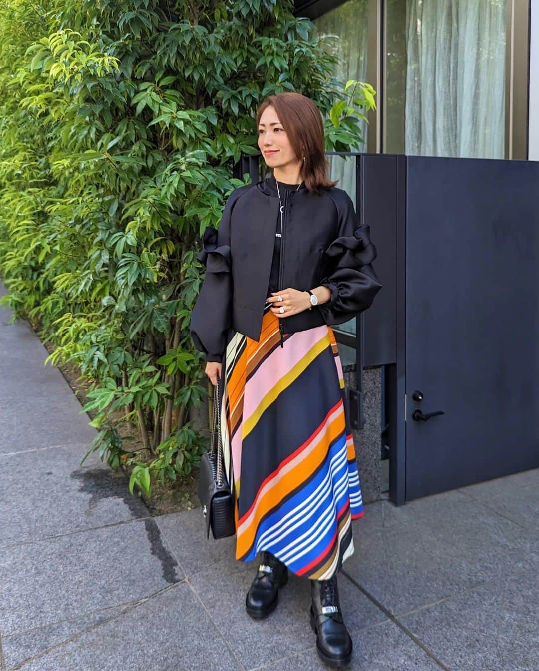 安岡あゆみさんのインスタグラム写真 - (安岡あゆみInstagram)「. この時期大活躍のブルゾン🖤 フリルとパールの甘さを大きめのシルエットでカジュアルダウンしているところがツボです🫰🏻 スカートにもパンツにも合うし、ワンピースの上からサラッと羽織っても可愛いので重宝しています。 . #ayumi_y_ootd 👗 #jacket @m_maglie_le_cassetto_official  #skirt @tomorrowland_jp  #shoes @hermes  #necklace & #pierce @tasaki_intl  #watch @cartier  #ring @graff & @boucheron  . 📍 トラットリア タンタボッカ レモンと魚醤のパスタが絶品🍋 . . #m_maglie_le_cassetto #pr #tomorrowland #tasaki #chanel #hermes #boucheron #graff #graffdiamonds #trratoriatantabboca #コーディネート #エムマーリエルカセット #トゥモローランド #エルメス #シャネル #ブシュロン #グラフダイヤモンド #タサキ #トラットリアタンタボッカ #北参道グルメ #北参道ランチ #北参道イタリアン」10月14日 9時33分 - ayumi_yasuoka