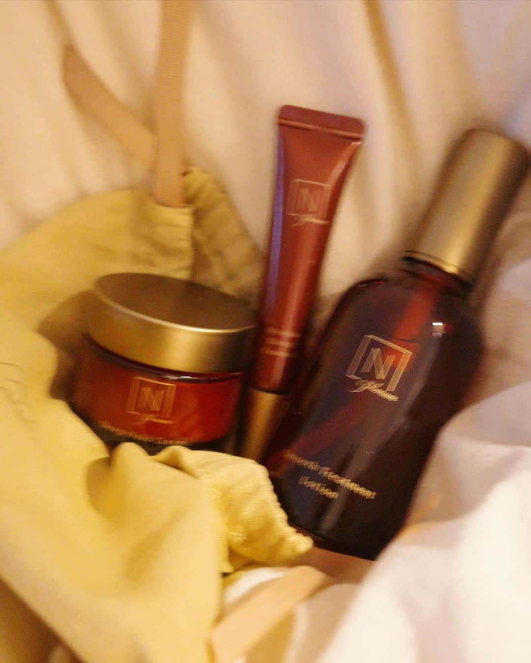 ungrid_yurieさんのインスタグラム写真 - (ungrid_yurieInstagram)「美容いろいろ🛁  1 @chno_official  春にデビューしたブースターとボディ用美容液 どちらもミストタイプで使いやすい🌿 #chno#theinitiallbooster  2〜4 @alu_tokyo_ でのフェイシャルはもう欠かせない🧖🏼‍♀️ 春から夏になる入るまではハイフ集中して しっかり顔引き締めて 前回は日焼けダメージを考えて肌ケア🪽 @christinajapan シリーズの使い方も教えてもらえて お家ケアも安心です♡  5 @7nana_official  秋仕様に🍂 フットはだいぶジェルシールにお世話になってる  6 @megood__beauty  アイクリームだけど目元だけじゃなくて ほうれい線にも毎晩しっかり塗って寝てる😪  7 美容内服💊 内側からって何もしてなくて 約1ヶ月前に紹介してもらってはじめたけれど すでに肌調子が違う！安定してる👏🏽  8 @norganic_official  とにかく香りに癒されるから 贅沢にボディまで伸ばして愛用してます🌿  #PR 含みます🙏🏽」10月14日 9時35分 - chiku_y34