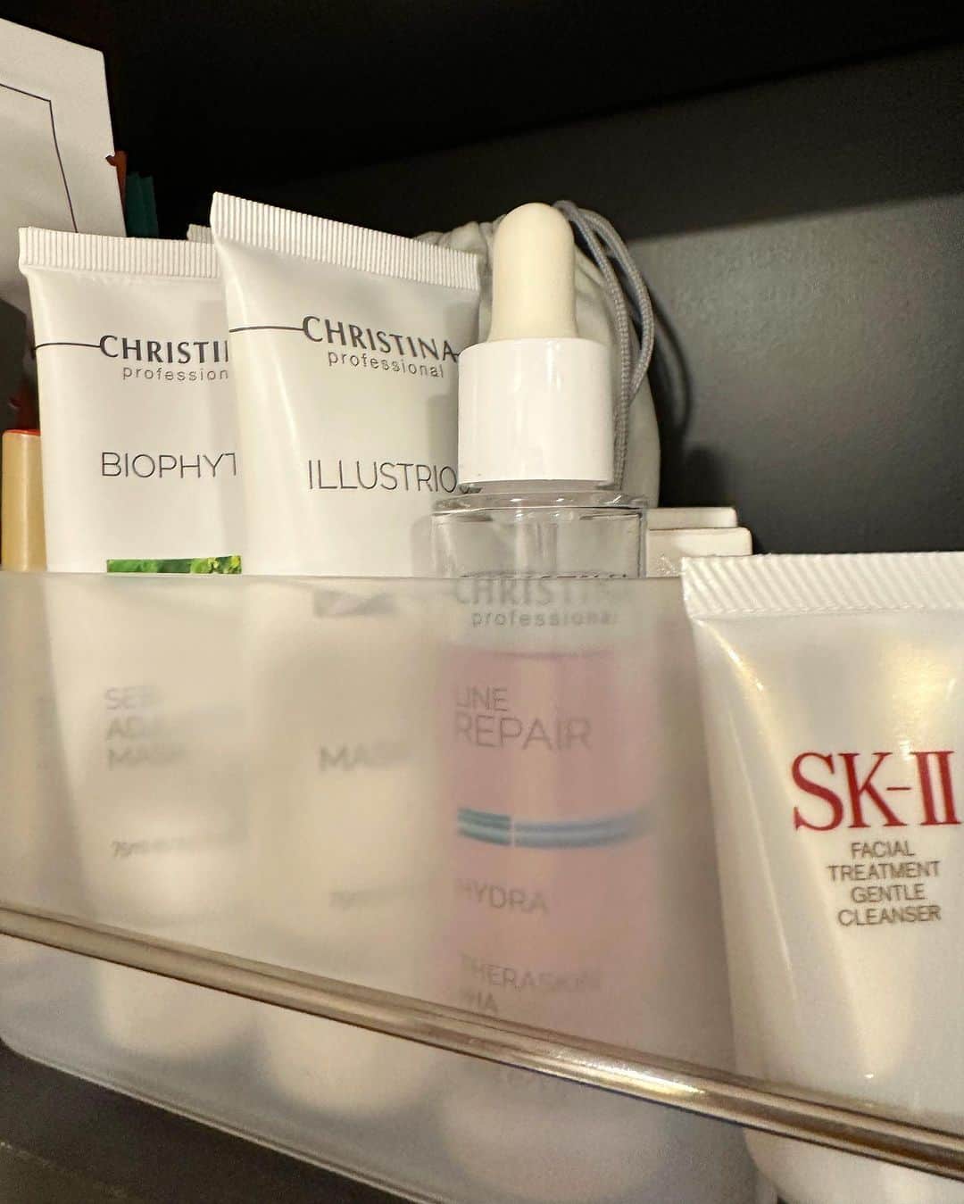 ungrid_yurieさんのインスタグラム写真 - (ungrid_yurieInstagram)「美容いろいろ🛁  1 @chno_official  春にデビューしたブースターとボディ用美容液 どちらもミストタイプで使いやすい🌿 #chno#theinitiallbooster  2〜4 @alu_tokyo_ でのフェイシャルはもう欠かせない🧖🏼‍♀️ 春から夏になる入るまではハイフ集中して しっかり顔引き締めて 前回は日焼けダメージを考えて肌ケア🪽 @christinajapan シリーズの使い方も教えてもらえて お家ケアも安心です♡  5 @7nana_official  秋仕様に🍂 フットはだいぶジェルシールにお世話になってる  6 @megood__beauty  アイクリームだけど目元だけじゃなくて ほうれい線にも毎晩しっかり塗って寝てる😪  7 美容内服💊 内側からって何もしてなくて 約1ヶ月前に紹介してもらってはじめたけれど すでに肌調子が違う！安定してる👏🏽  8 @norganic_official  とにかく香りに癒されるから 贅沢にボディまで伸ばして愛用してます🌿  #PR 含みます🙏🏽」10月14日 9時35分 - chiku_y34