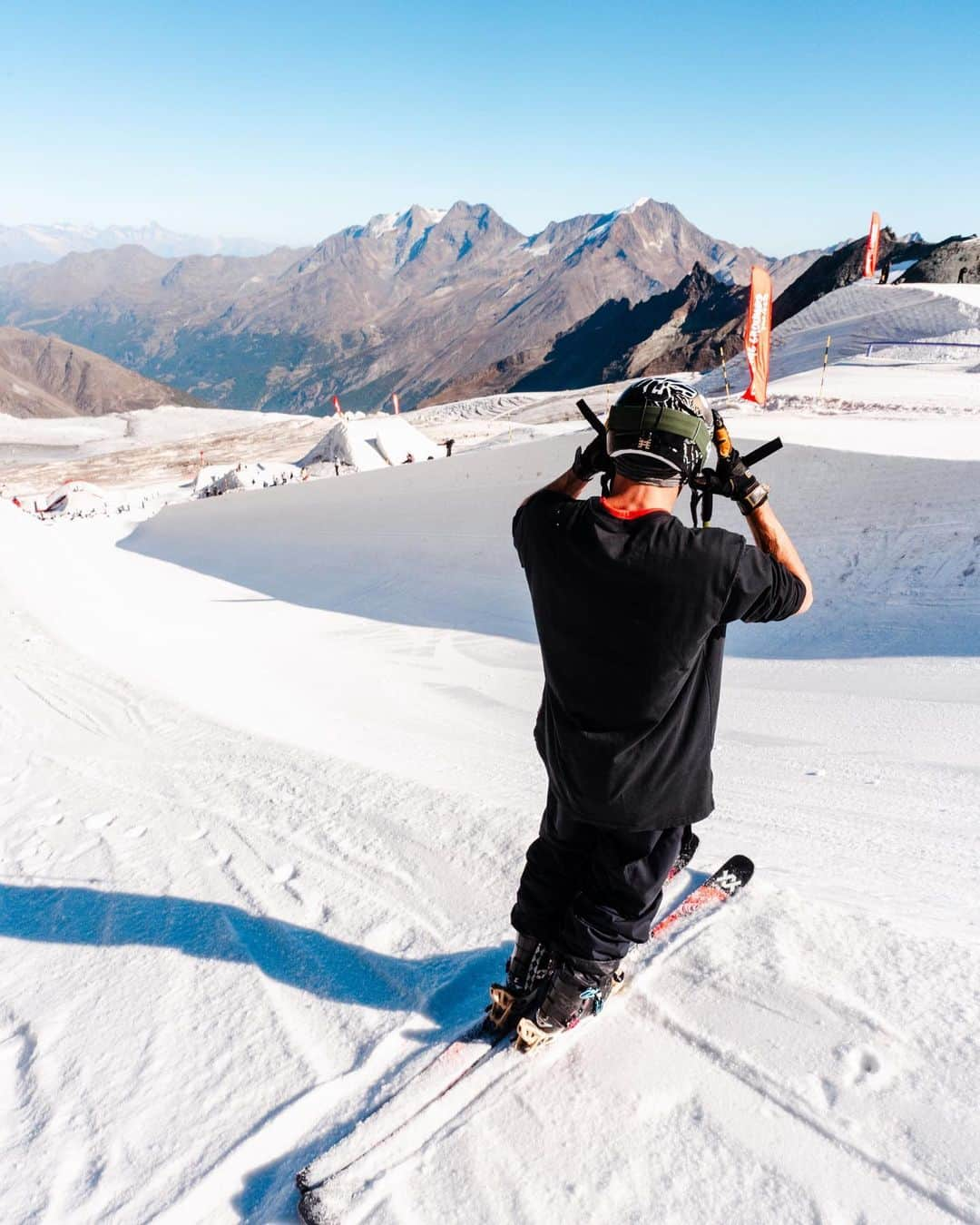 X Gamesのインスタグラム：「Pull a @tombrady and come out of retirement? Switch to halfpipe? Skiing’s been on my mind a lot lately. Retirement is starting to get boring and this sh*t is too funnnnnn. #skiing #decisions 📸: @kellen.macdonald」