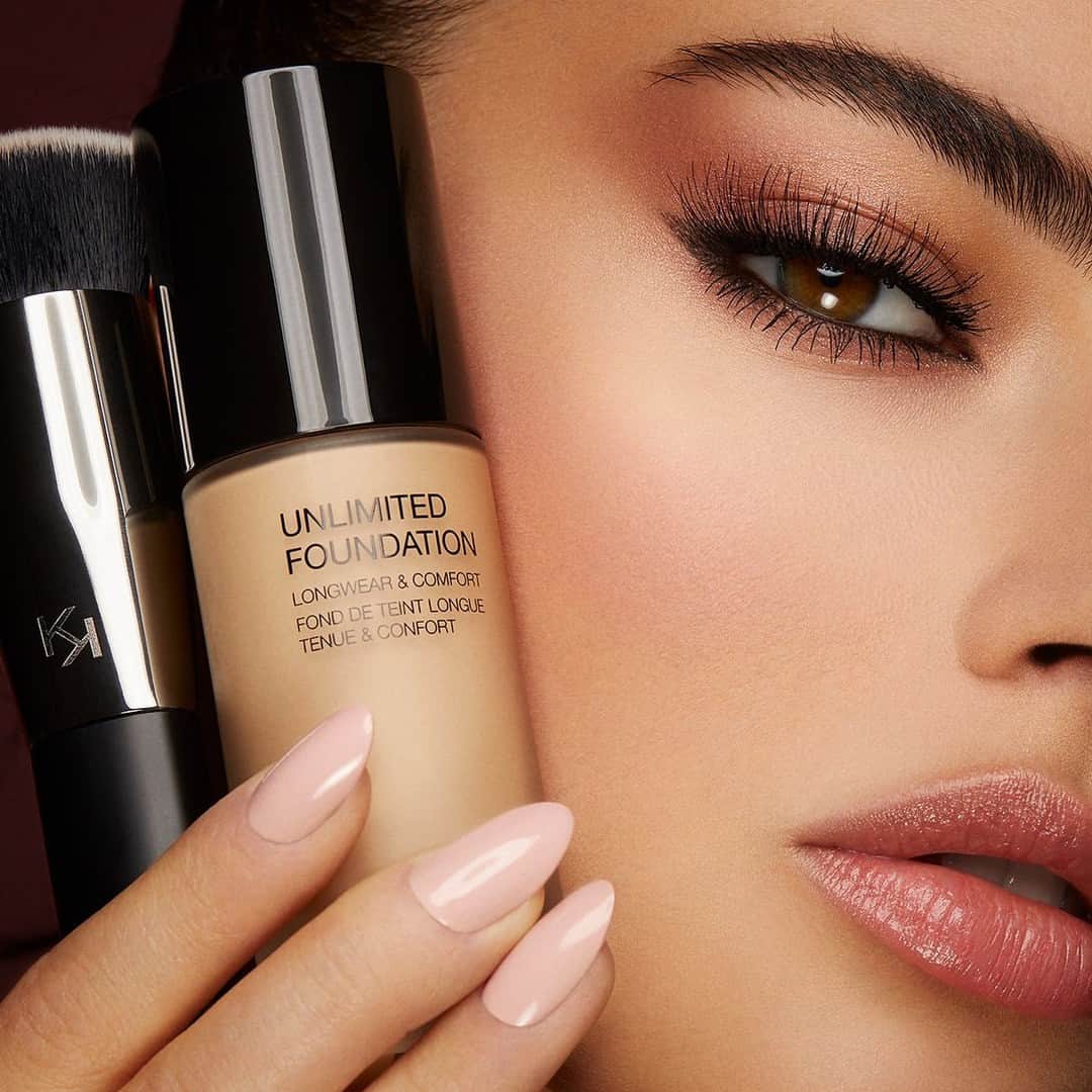 KIKO MILANOのインスタグラム：「Looking for a complexion that appears perfected and flawless all day long? 😍 Try our New Unlimited Foundation⁣ 🖤 Long-lasting 24-hour hold and transfer-proof formula⁣ 🖤 Natural matte finish⁣ 🖤 Buildable coverage, for a tailored result⁣ Visit us in-store & let #KIKOBeautyAdvisors help you choose the perfect match for your flawless base!⁣ ⁣ #KIKOMilano #foundation #longlastingfoundation #flawlessskin #makeupbase⁣ ⁣ New Unlimited Foundation - Unlimited Blush 08 - High Pigment Eyeshadow 06 - Lasting Precision Automatic Eyeliner And Khôl 16 - Precision Eyebrow Pencil 06 - Unmeasurable Length Fibers Extension Effect Mascara - 3D Hydra Lipgloss 03 - Face 05 Round Foundation Brush」